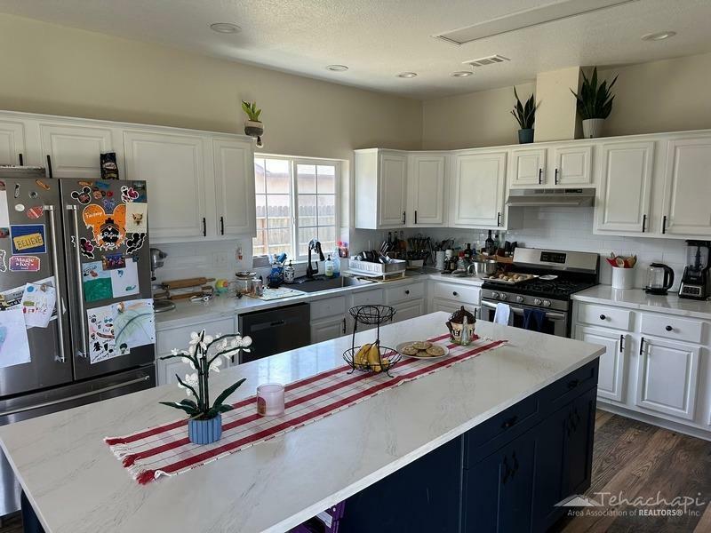 Property Photo: 18420 Santa Anita Street CA 93561