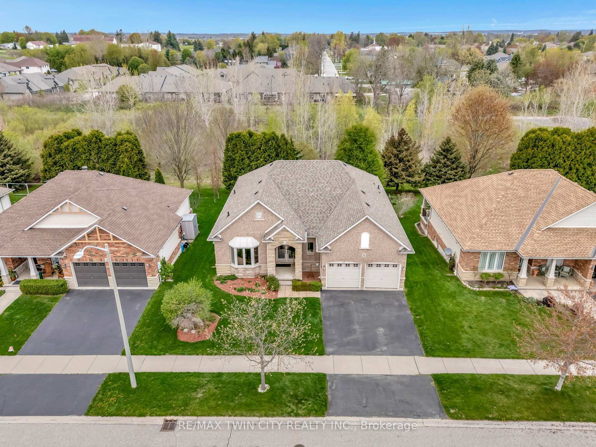 Photo de la propriété: 32 Cobblestone Drive ON N3L 4G1