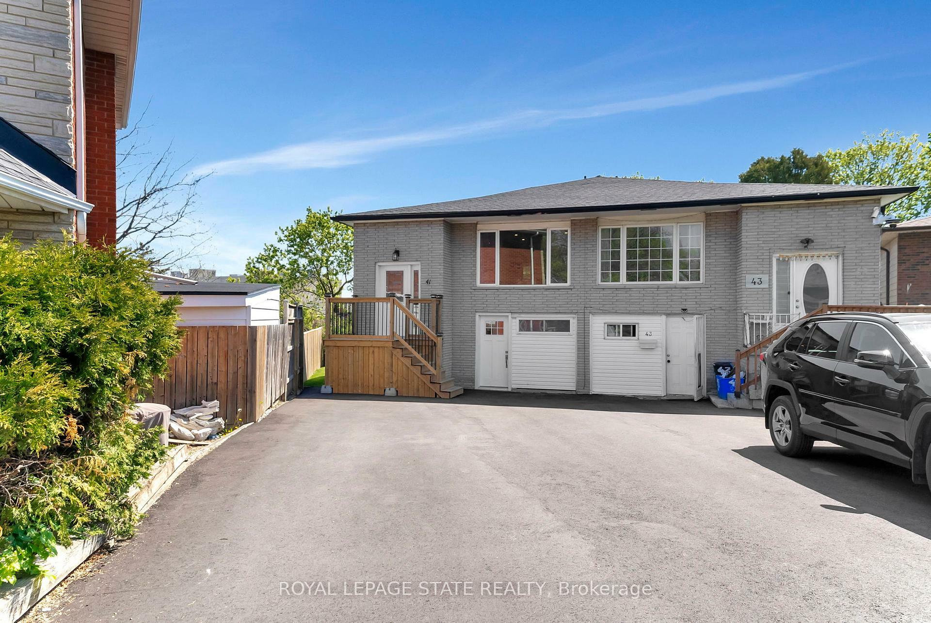 Property Photo: 41 Yeoville Court ON L9C 5W4