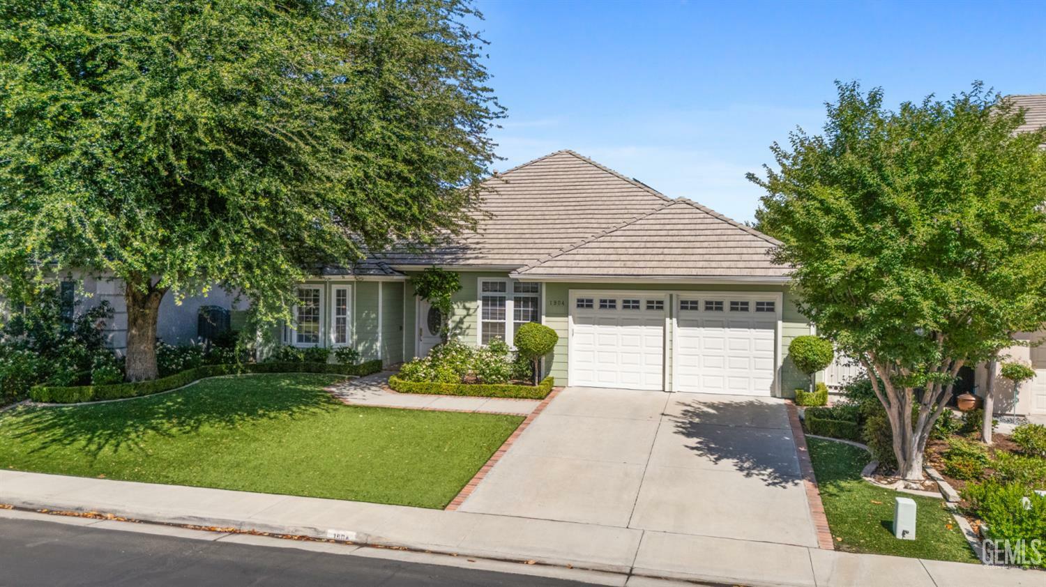 Property Photo: 1904 Wedgemont Place CA 93311