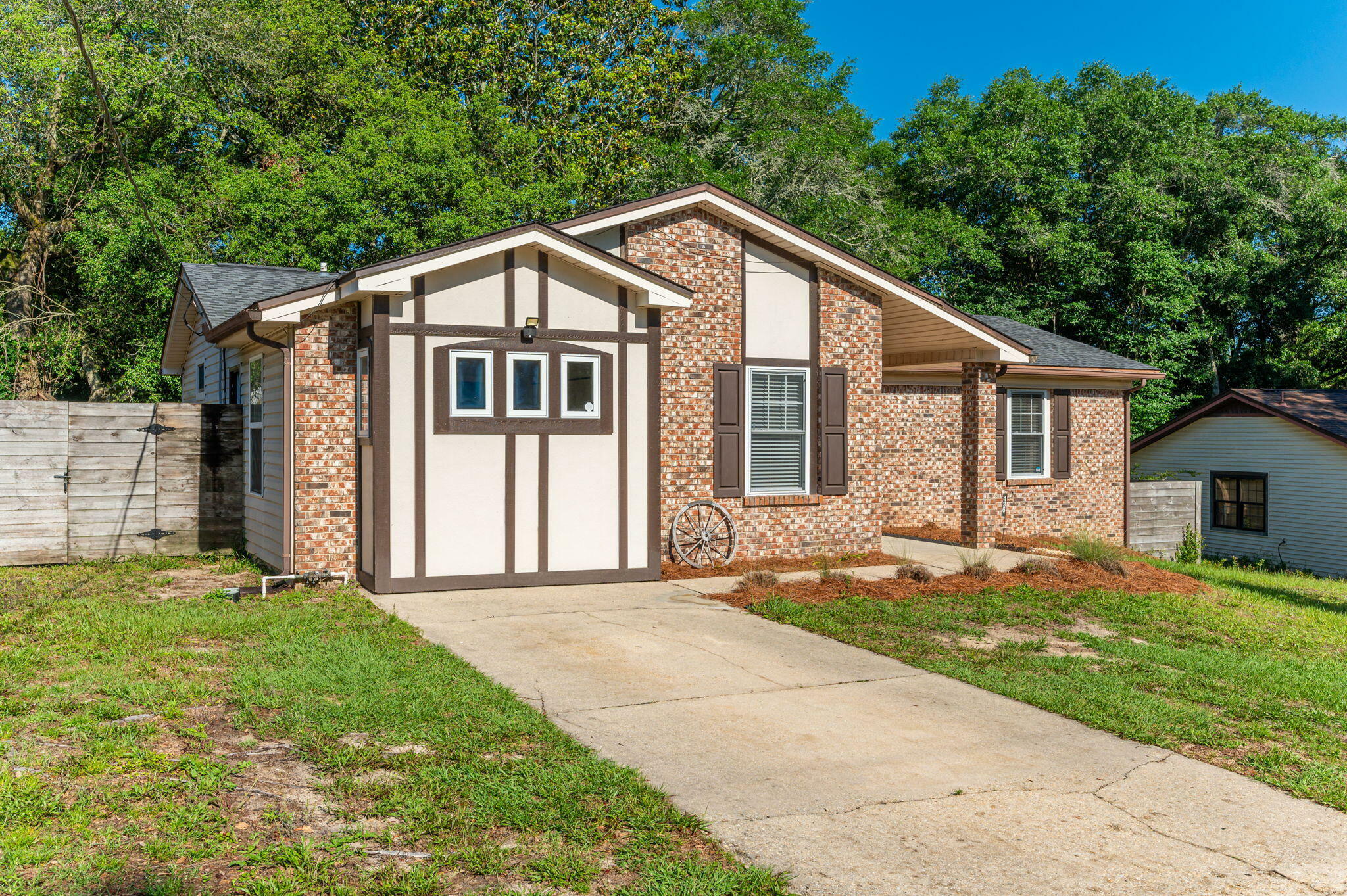 Property Photo: 436 Morningbird Court FL 32578