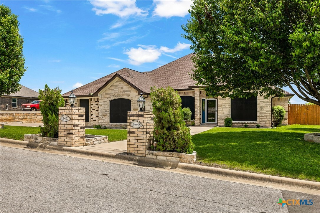 Property Photo: 1420 Gomer Lane TX 76548