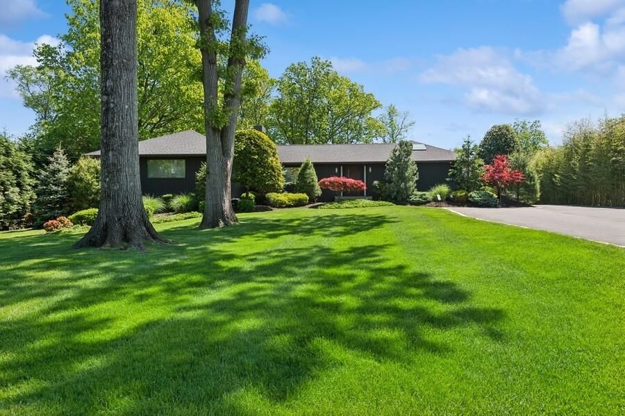 Property Photo:  29 Oak Grove Lane  NJ 08820-3620 