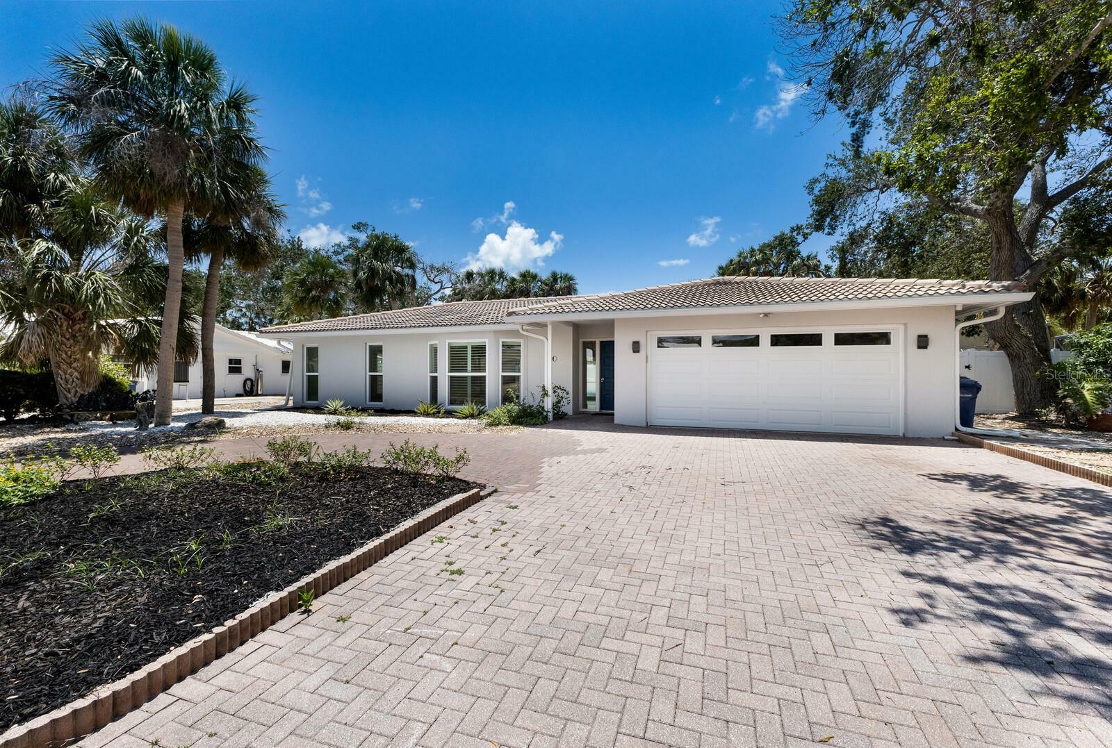 Property Photo: 620 Venice Lane FL 34242