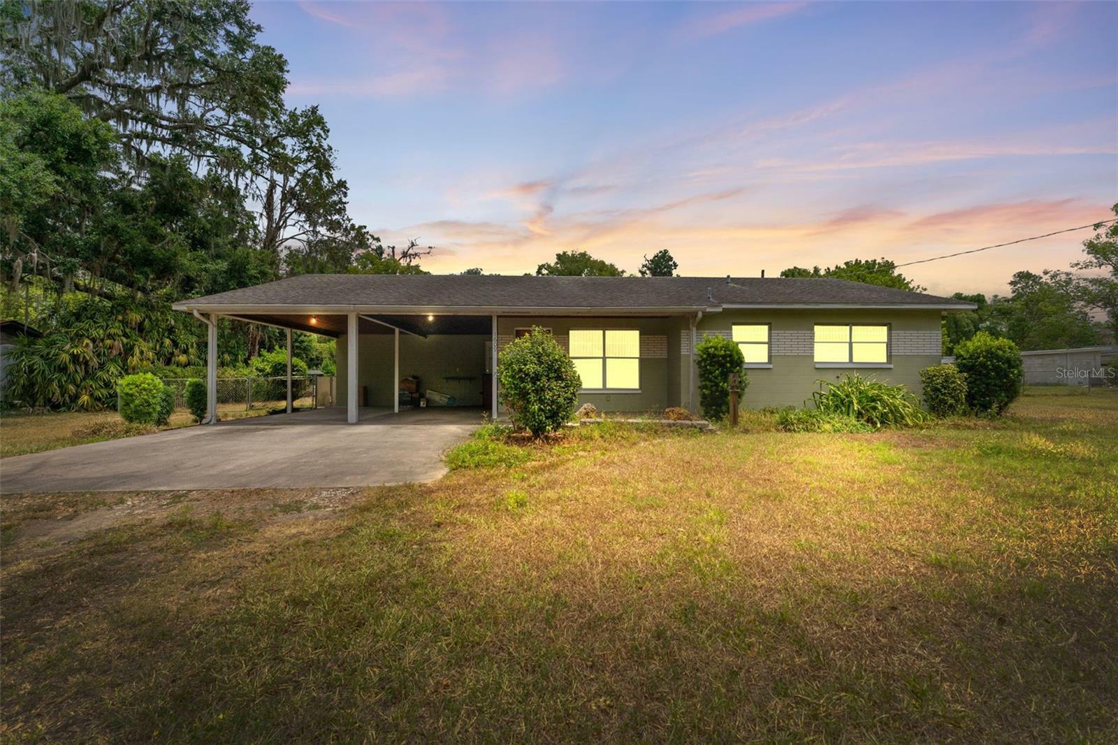 Property Photo: 1609 S Valrico Road FL 33594