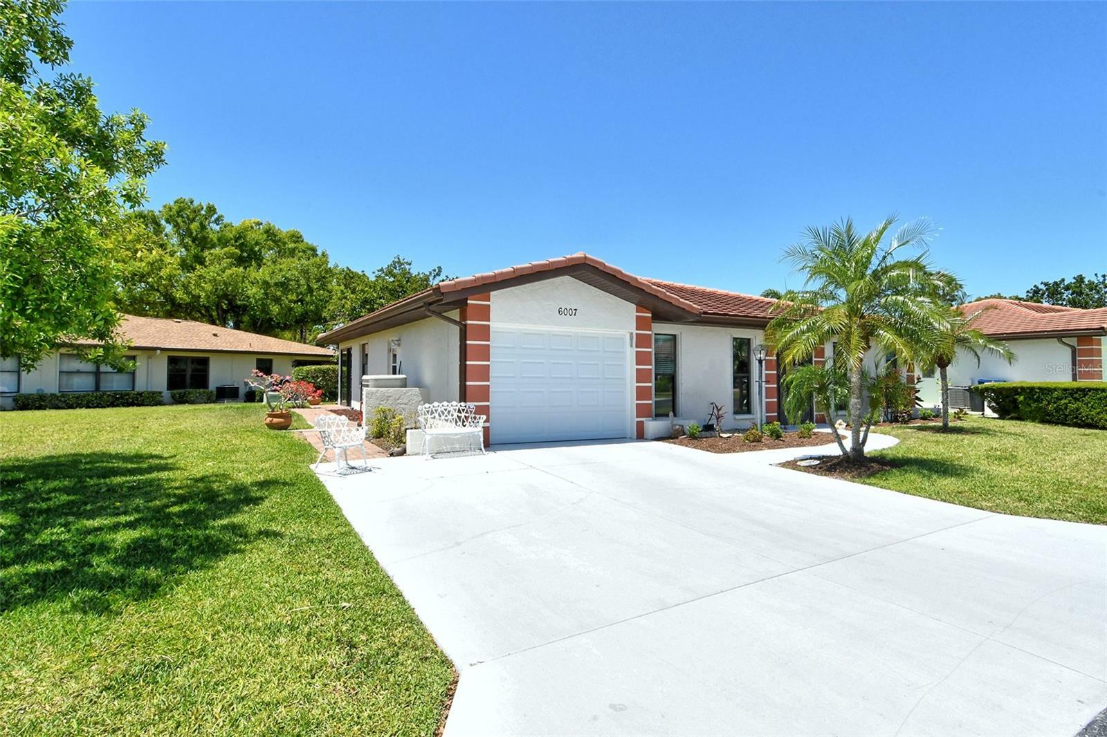 Property Photo: 6007 Vivienda Drive 29 FL 34207