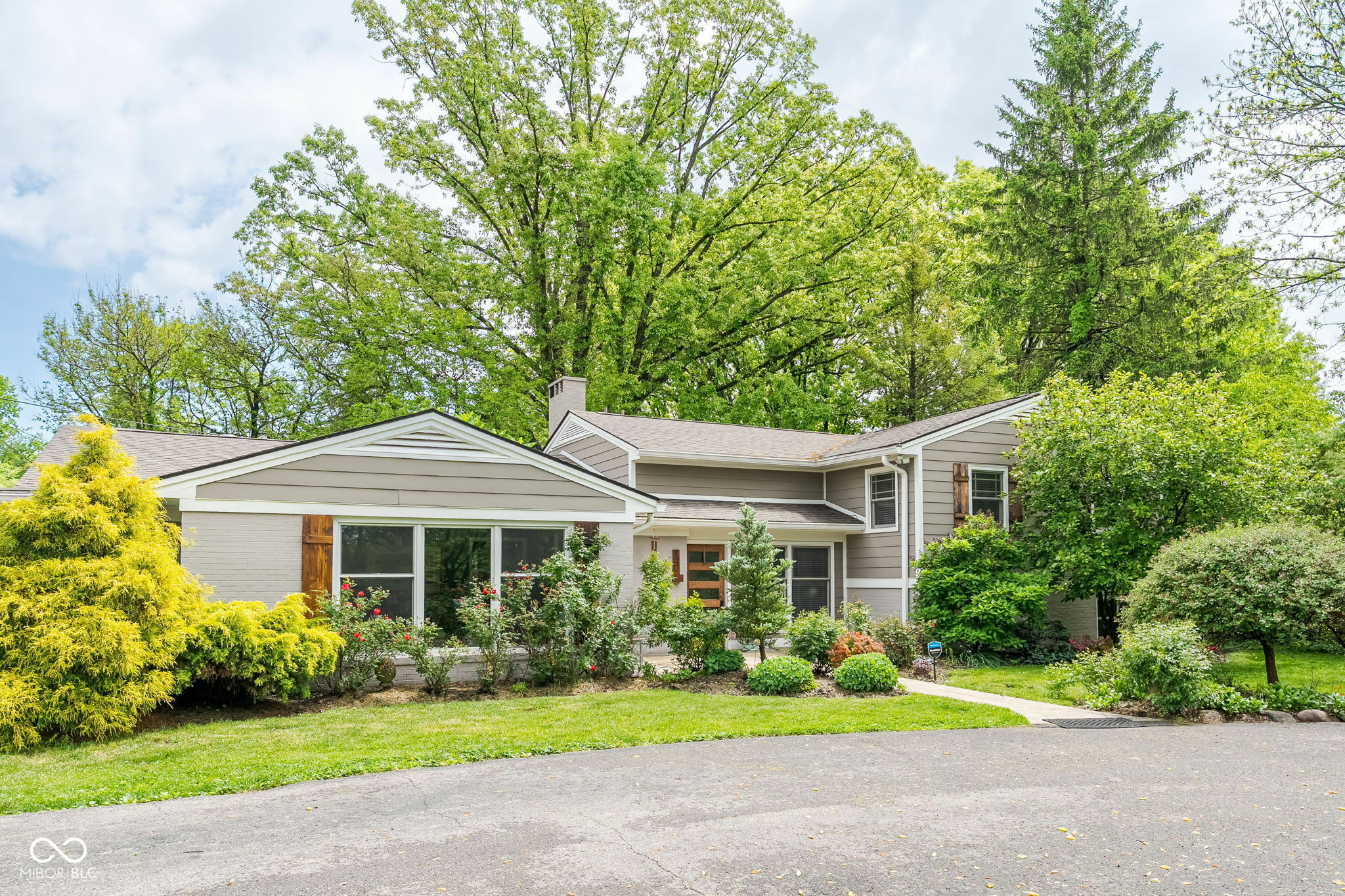 Property Photo: 140 Meridian Hills Boulevard IN 46260