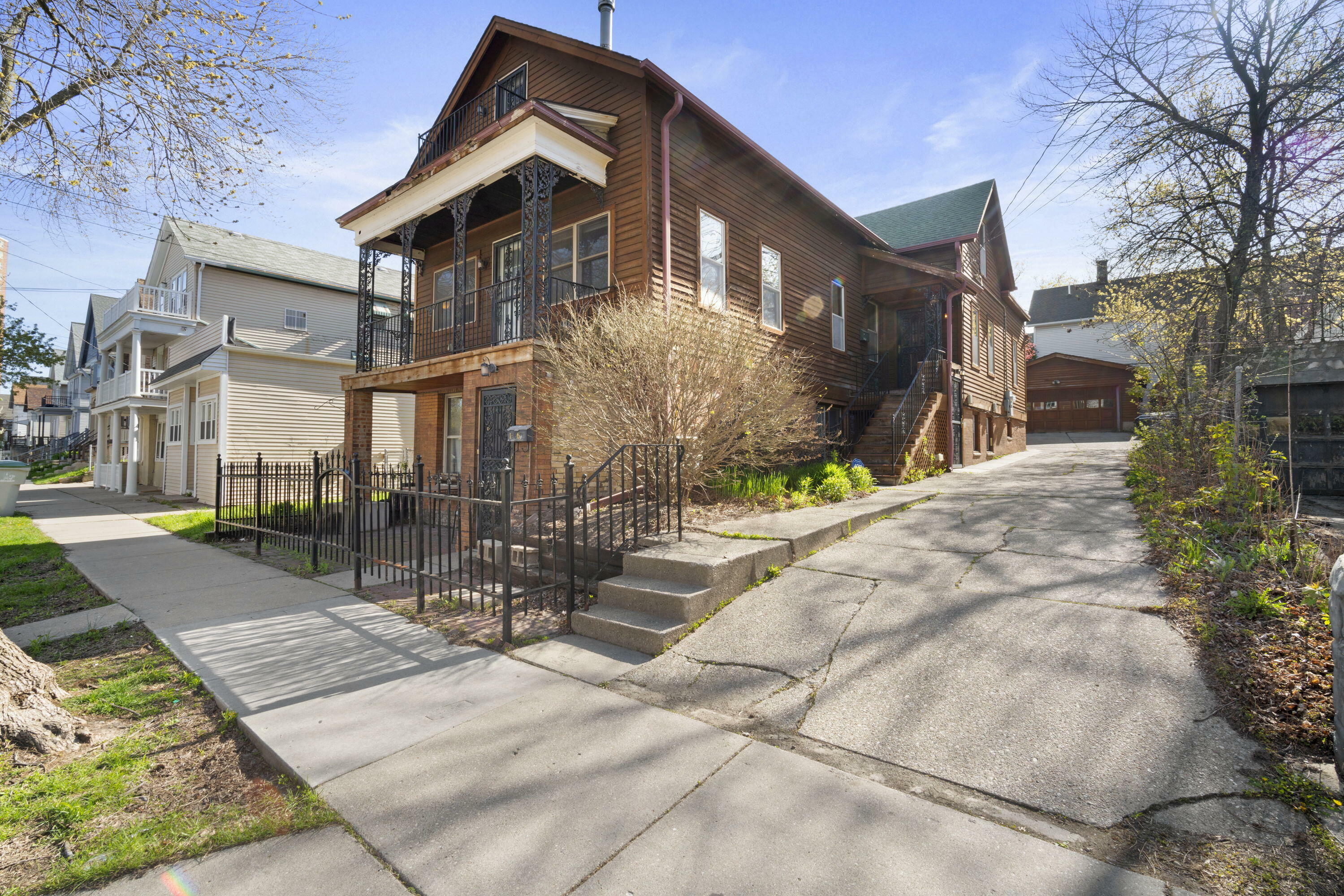 Property Photo: 1806 N Arlington Pl WI 53202