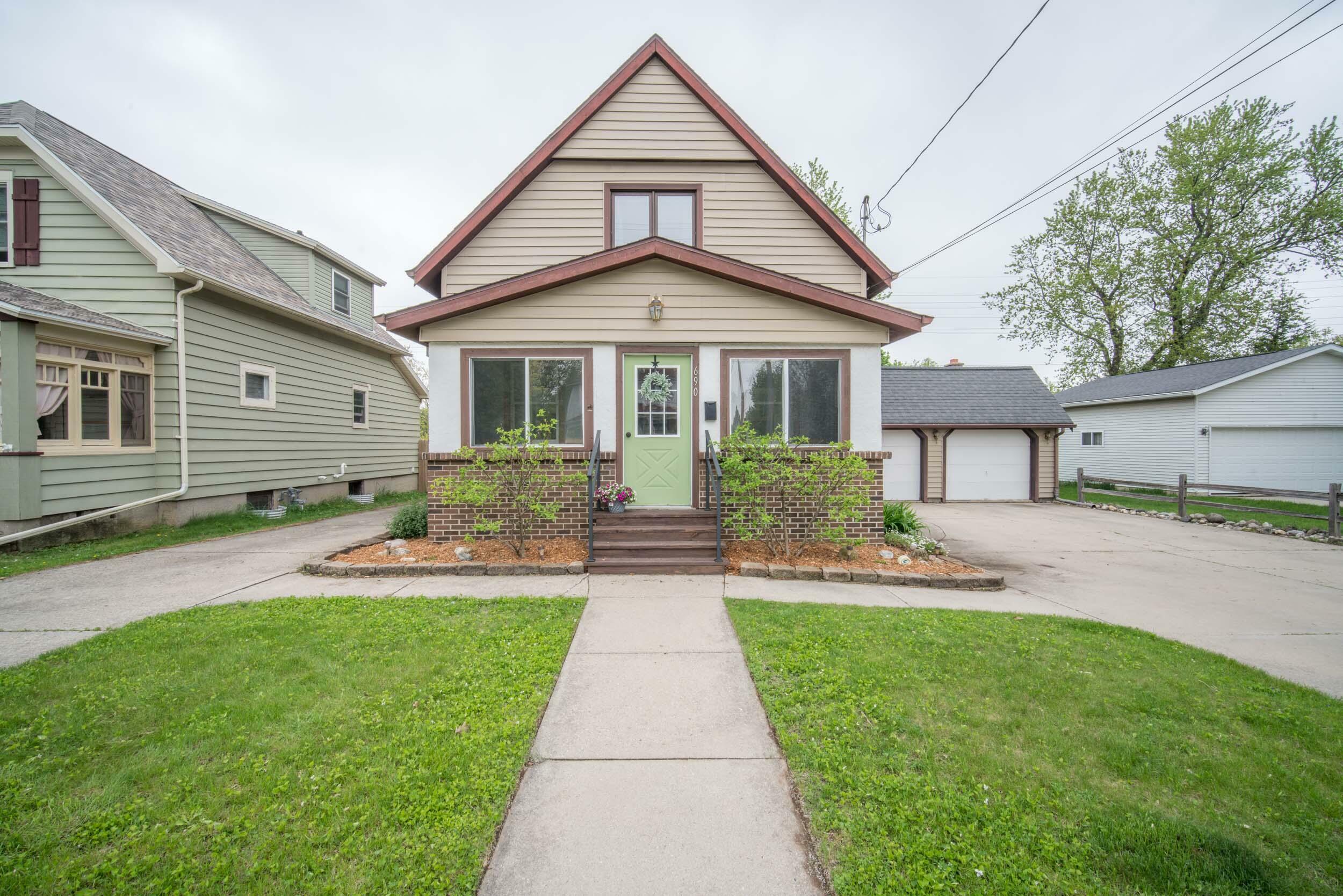 Property Photo: 690 North St WI 53090