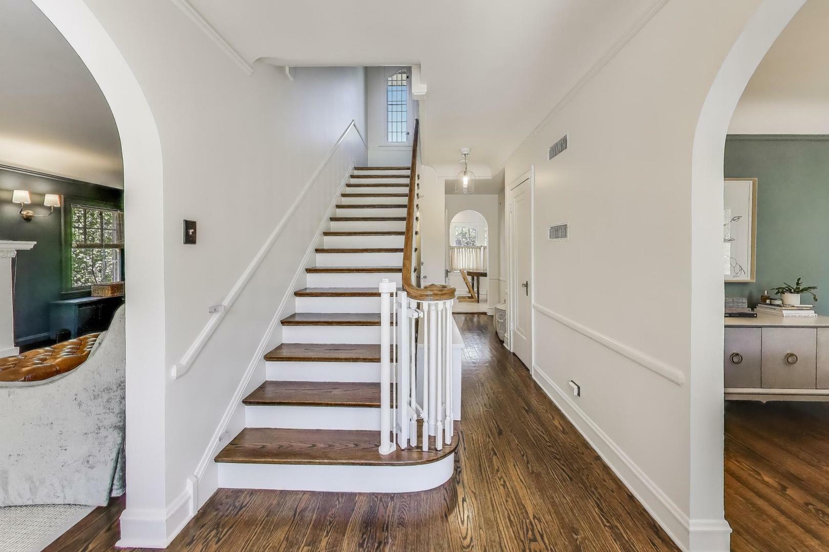 Property Photo: 1126 N Grove Avenue IL 60302