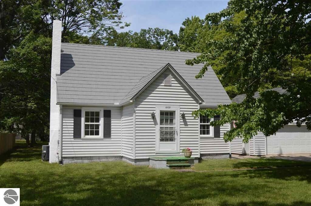 Property Photo:  1009 Carver Street  MI 49686 