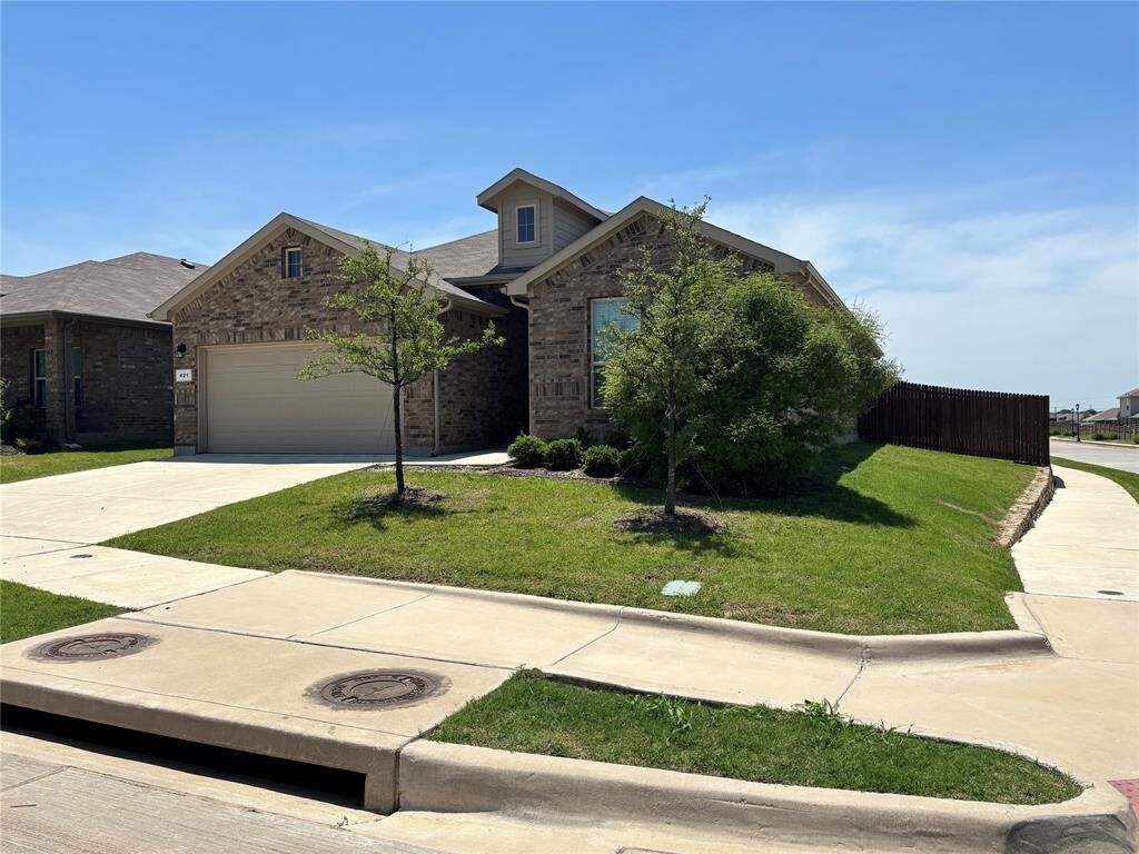 Property Photo: 421 Roundstone Road TX 76052