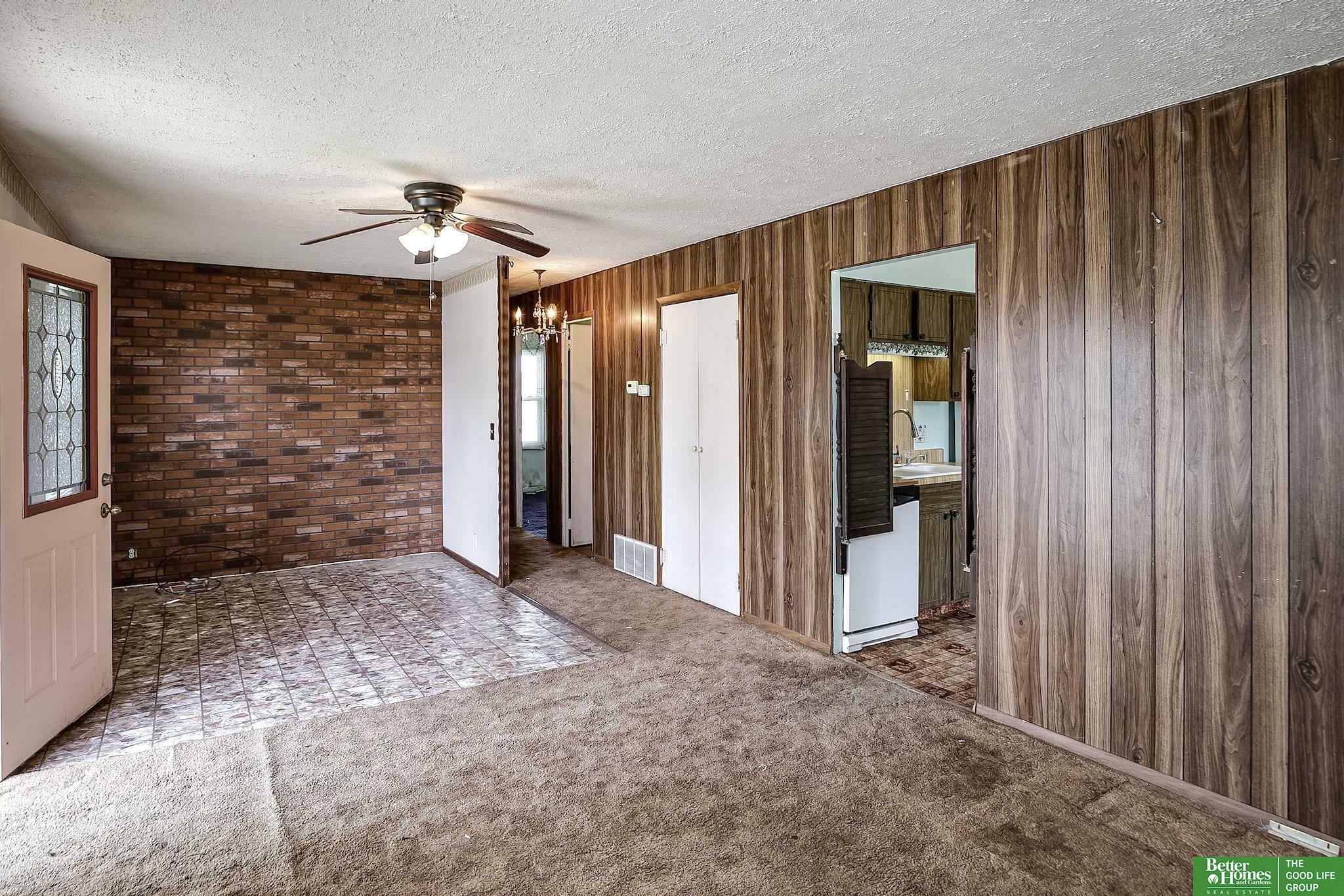 Property Photo: 7639 S 39 Avenue NE 68147