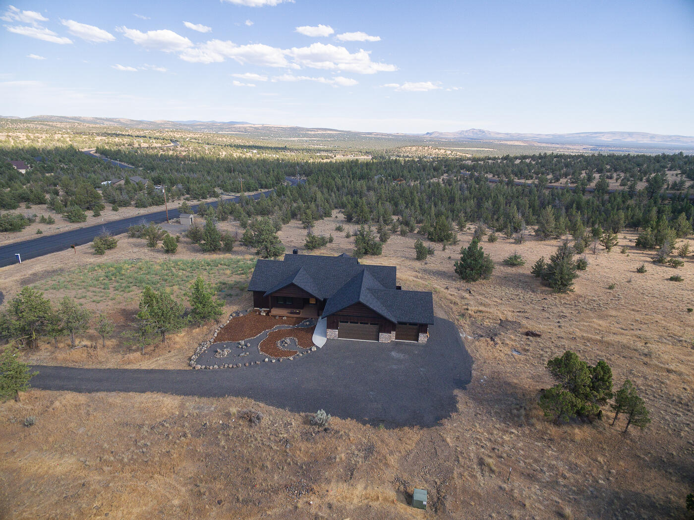 Property Photo: 1492 SE Texas Circle OR 97754