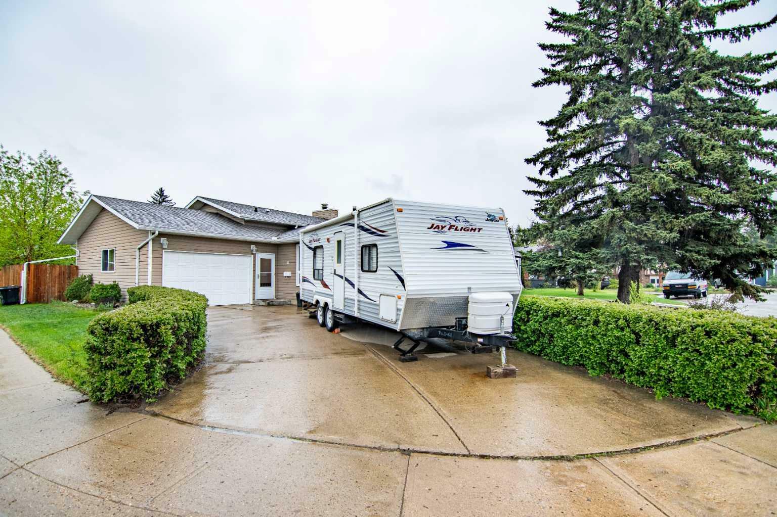 Property Photo: 41 Willow Crescent AB T4L 1V3