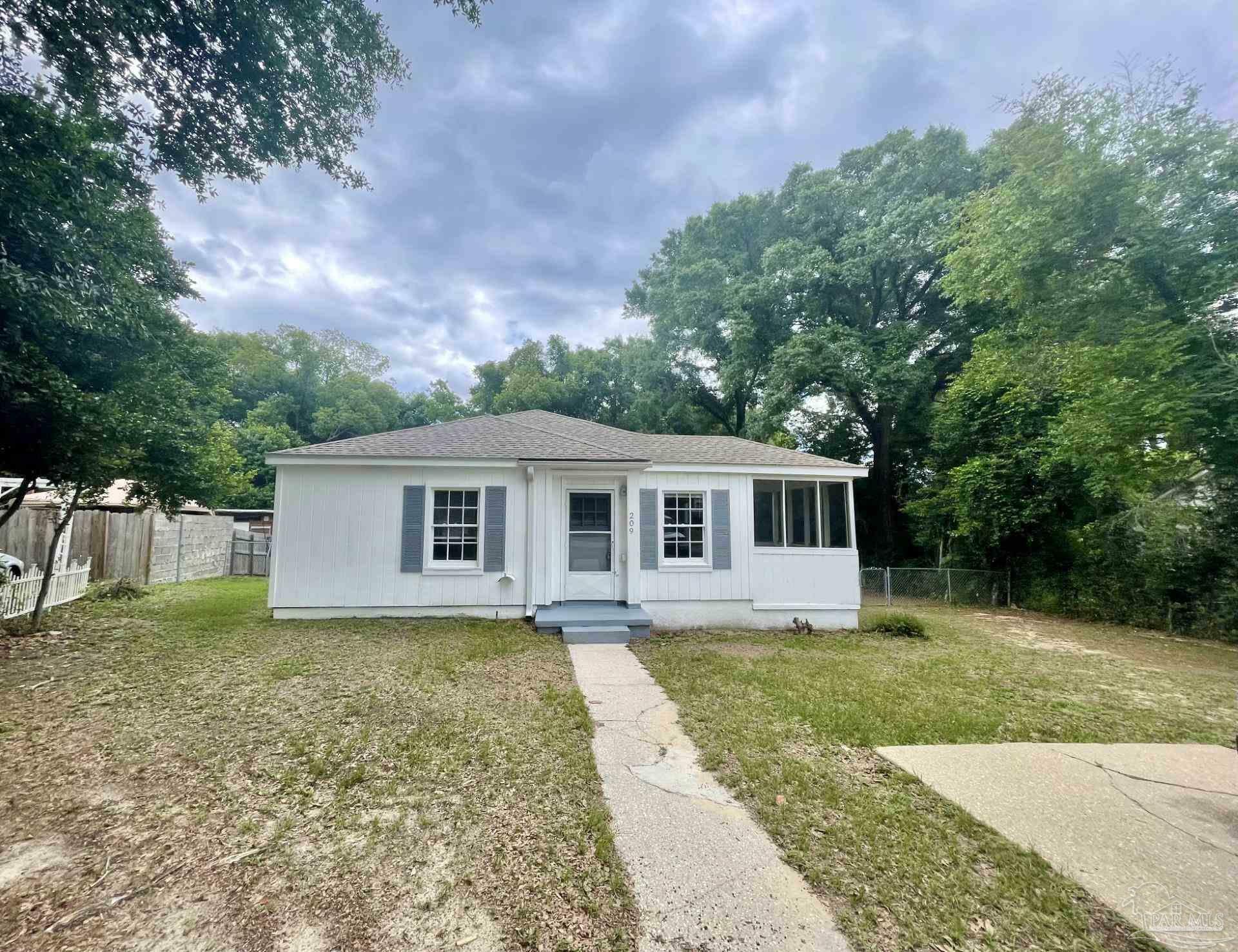 Property Photo: 209 Maple St FL 32506