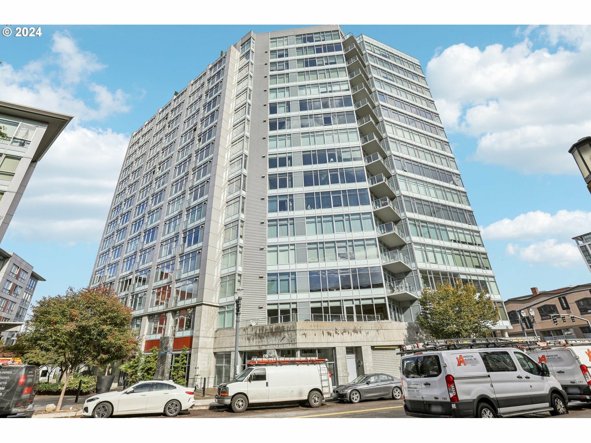 Property Photo: 1926 W Burnside St 606 OR 97209