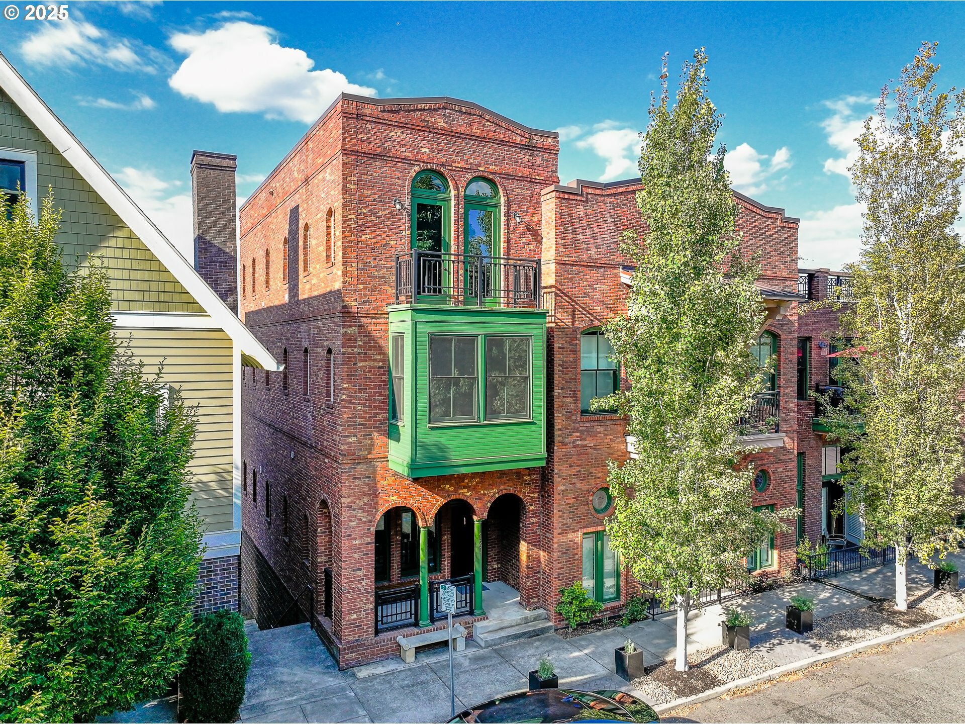 Property Photo: 121 SW Gibbs St OR 97239