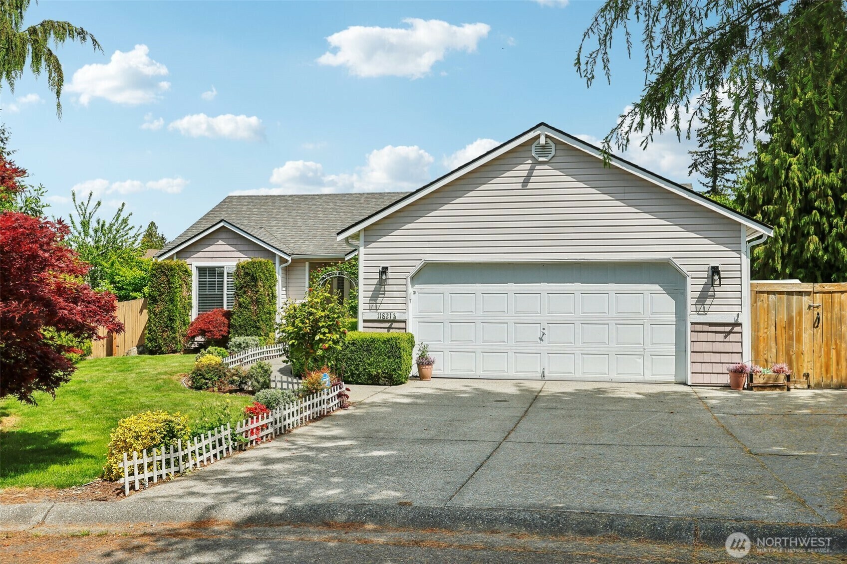 Property Photo: 11821 52nd Avenue SE WA 98208
