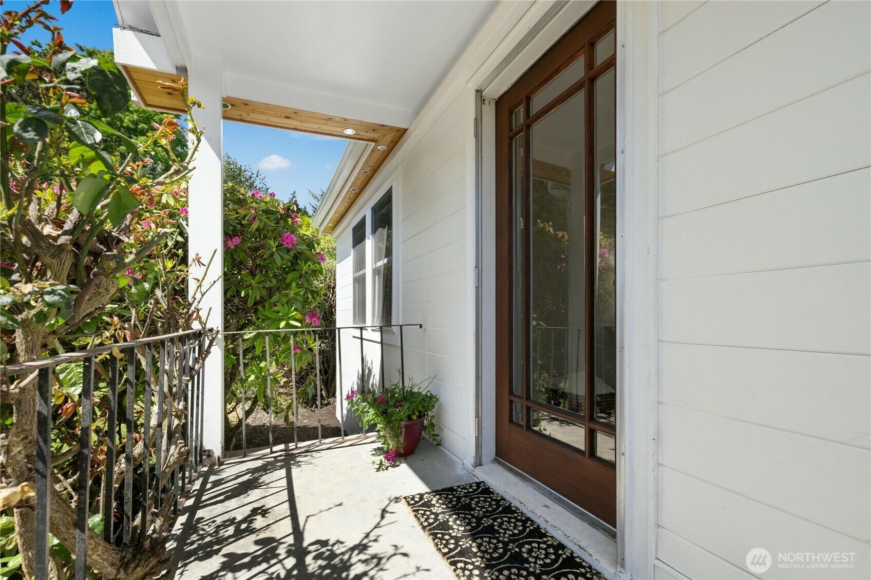 Property Photo: 9850 Pine Street NE WA 98110