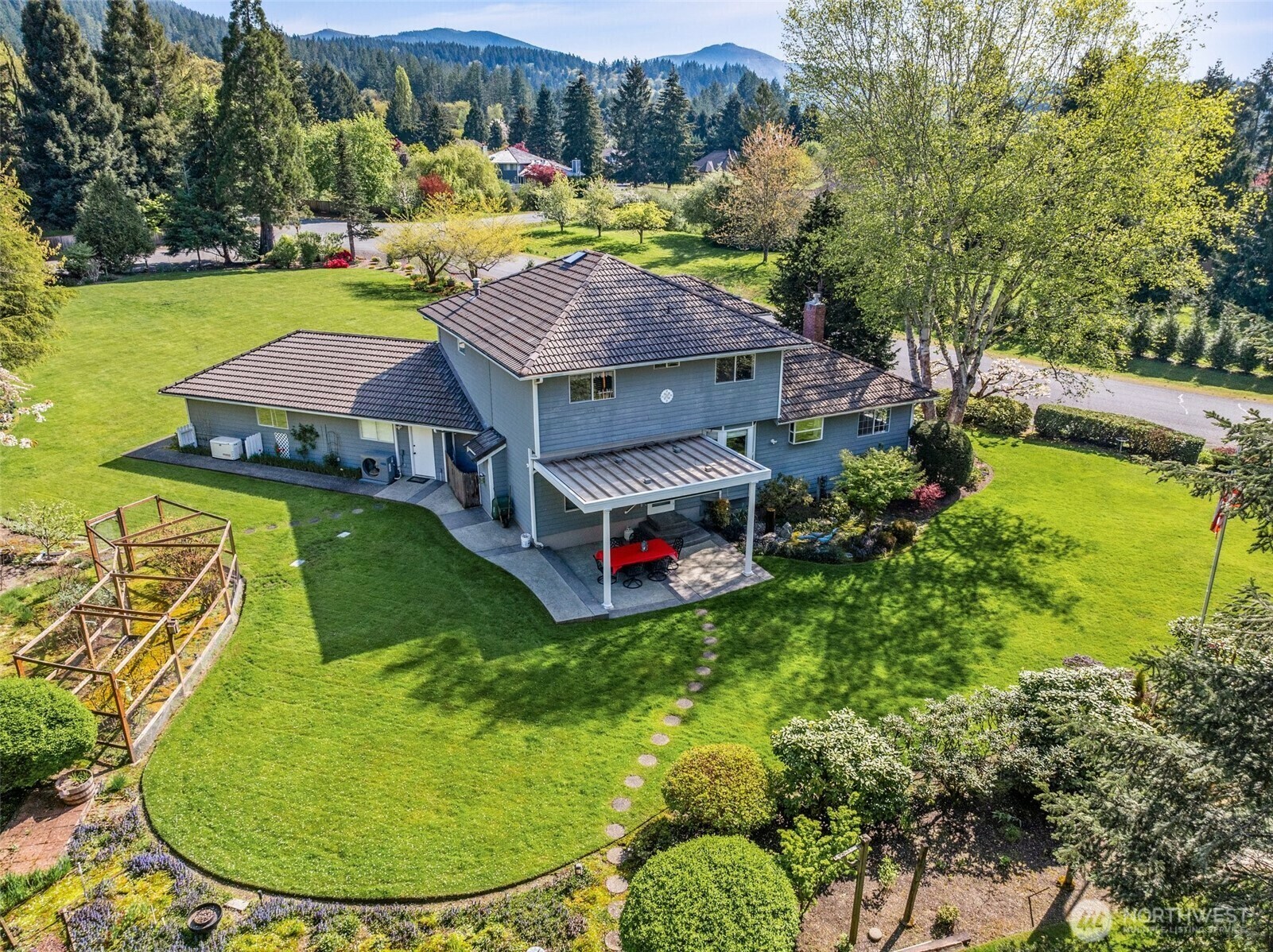Property Photo: 13515 208th Avenue SE WA 98027