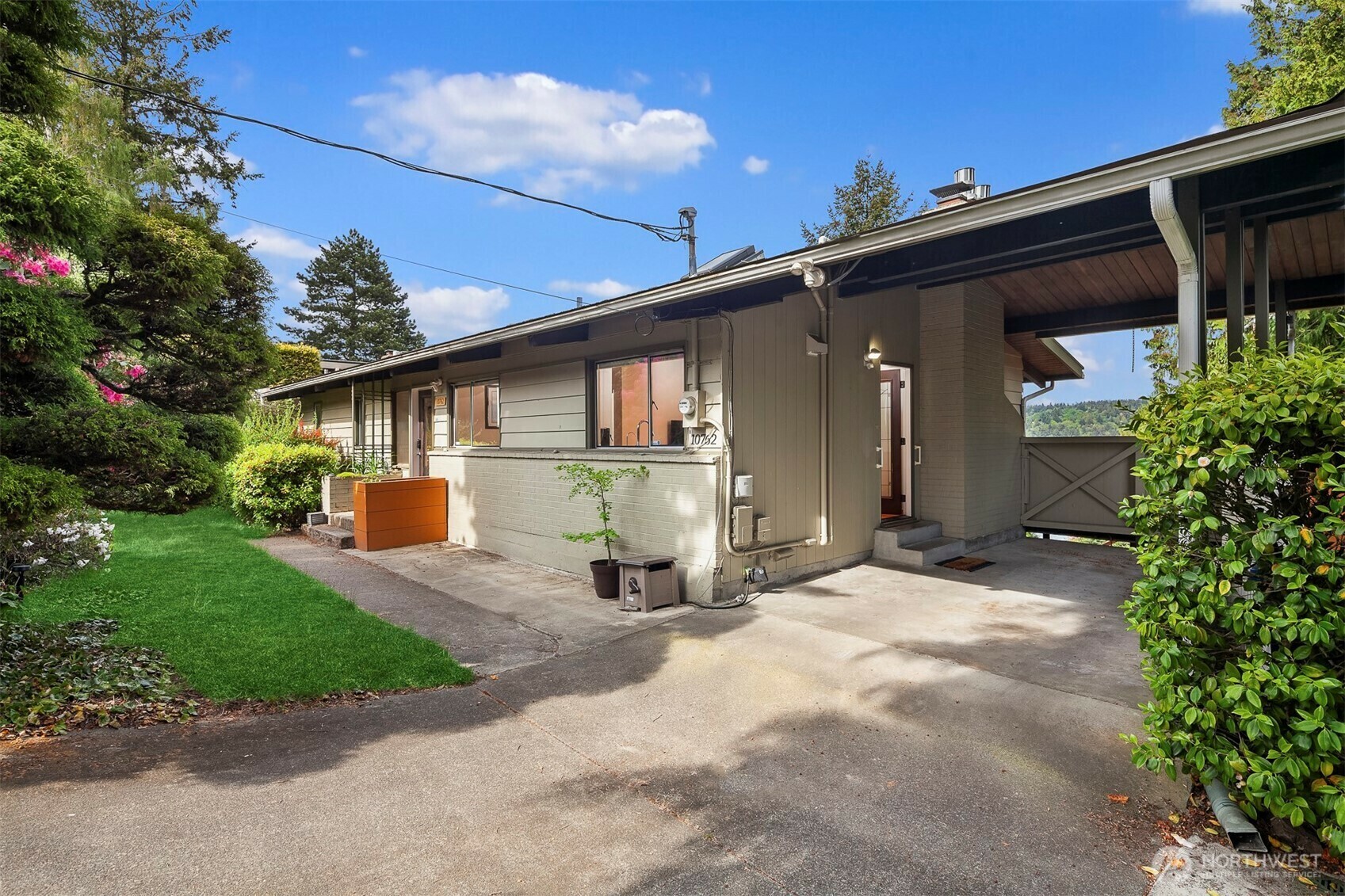 10762  Exeter Avenue NE  Seattle WA 98125 photo