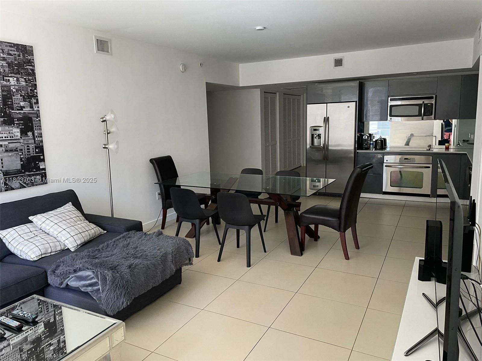 Property Photo: 31 SE 6th St 907 FL 33131