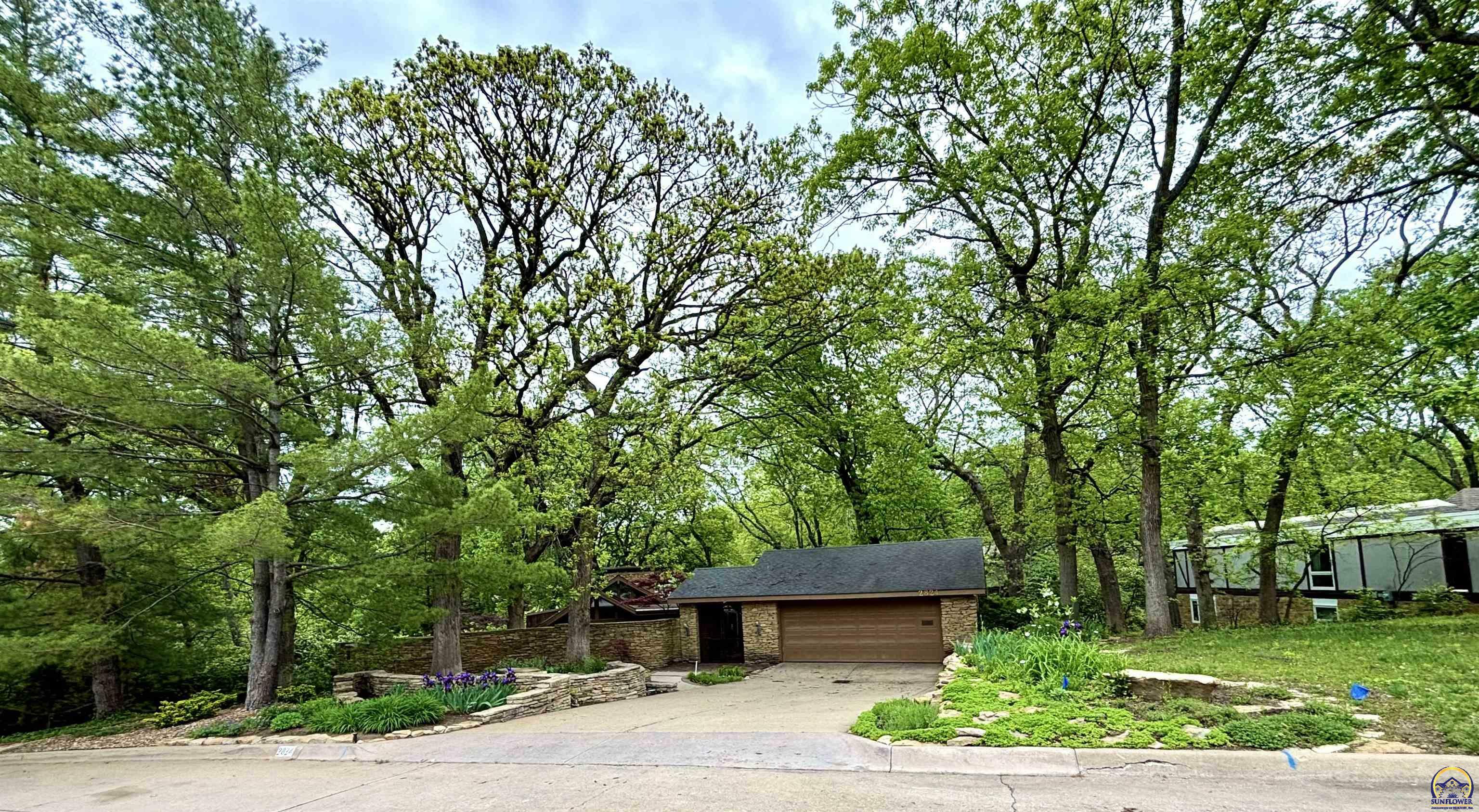 Property Photo: 2824 SW Macvicar Ave KS 66611