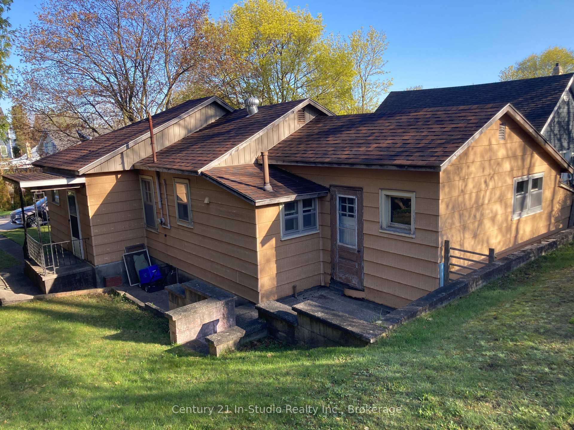 Property Photo: 897 McDonald Avenue ON N2Z 1A5