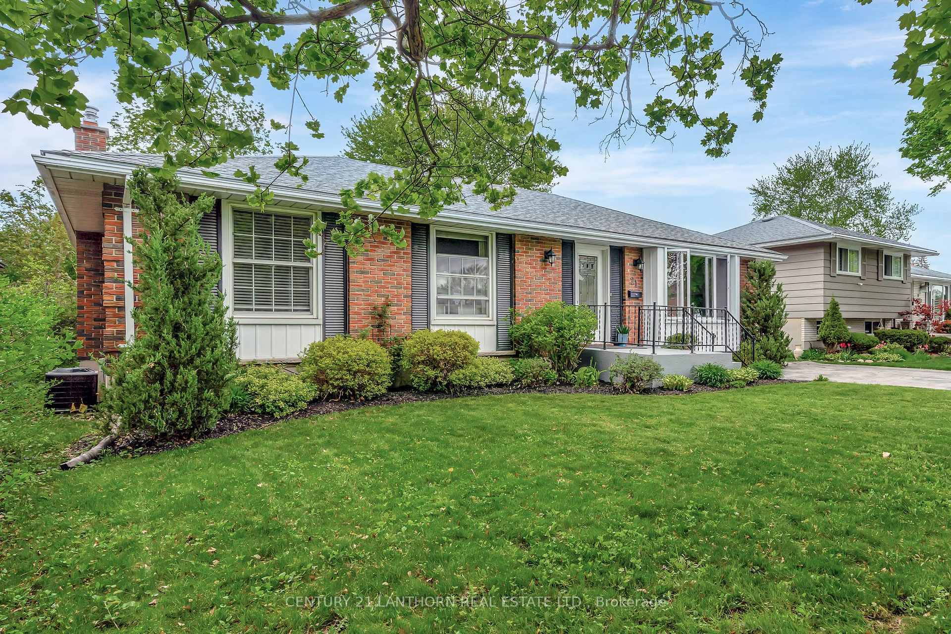 Property Photo: 21 Glenarden Crescent ON K8P 2B9