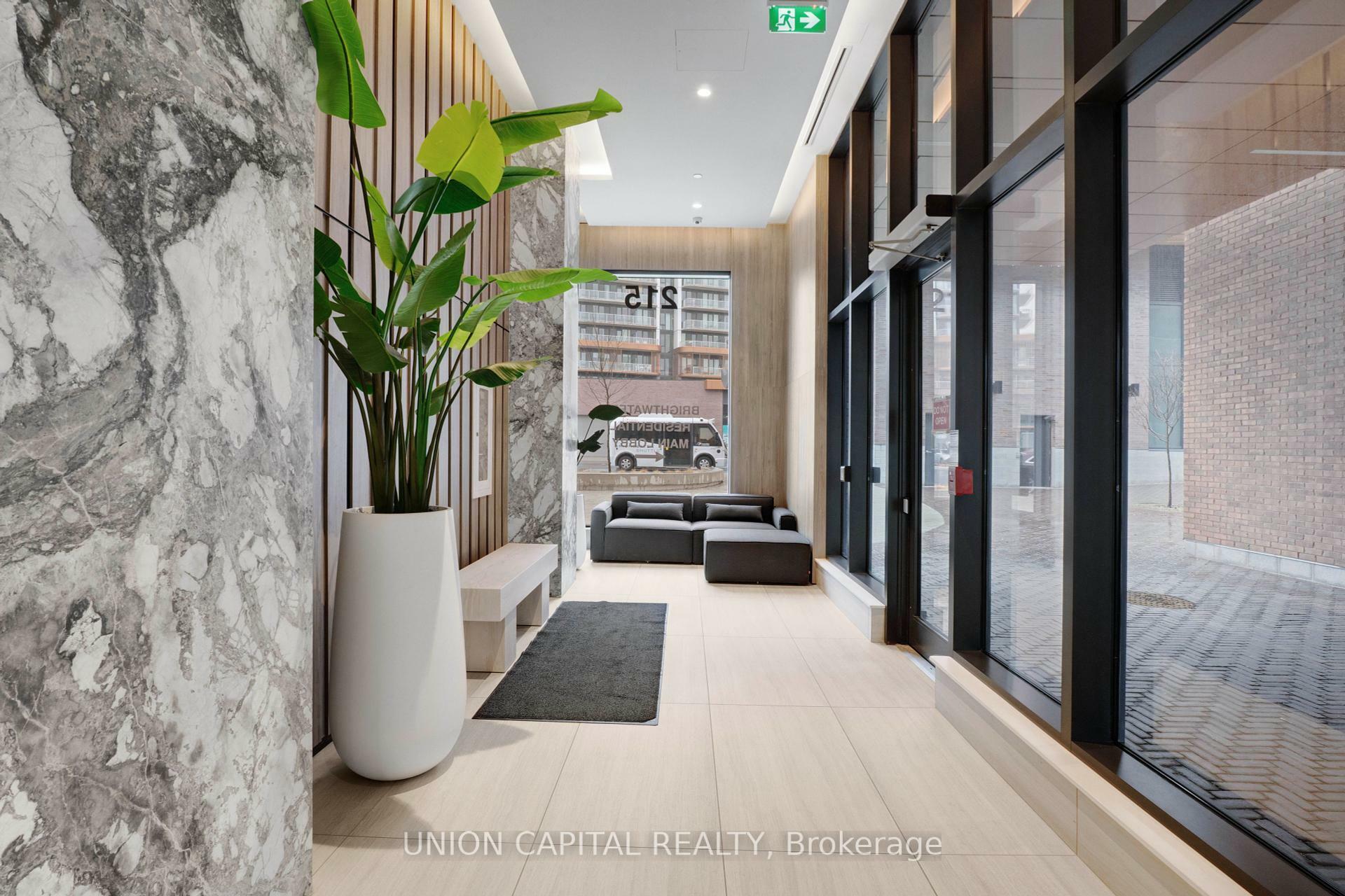Photo de la propriété: 215 Lakeshore Road W 530 ON L5H 0A9