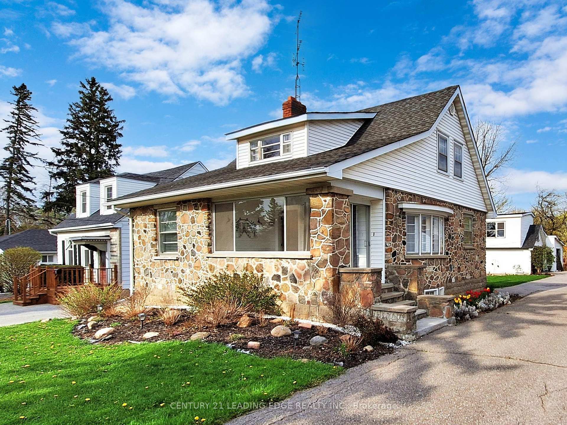Photo de la propriété: 393 The Queensway S N/A ON L4P 2C6