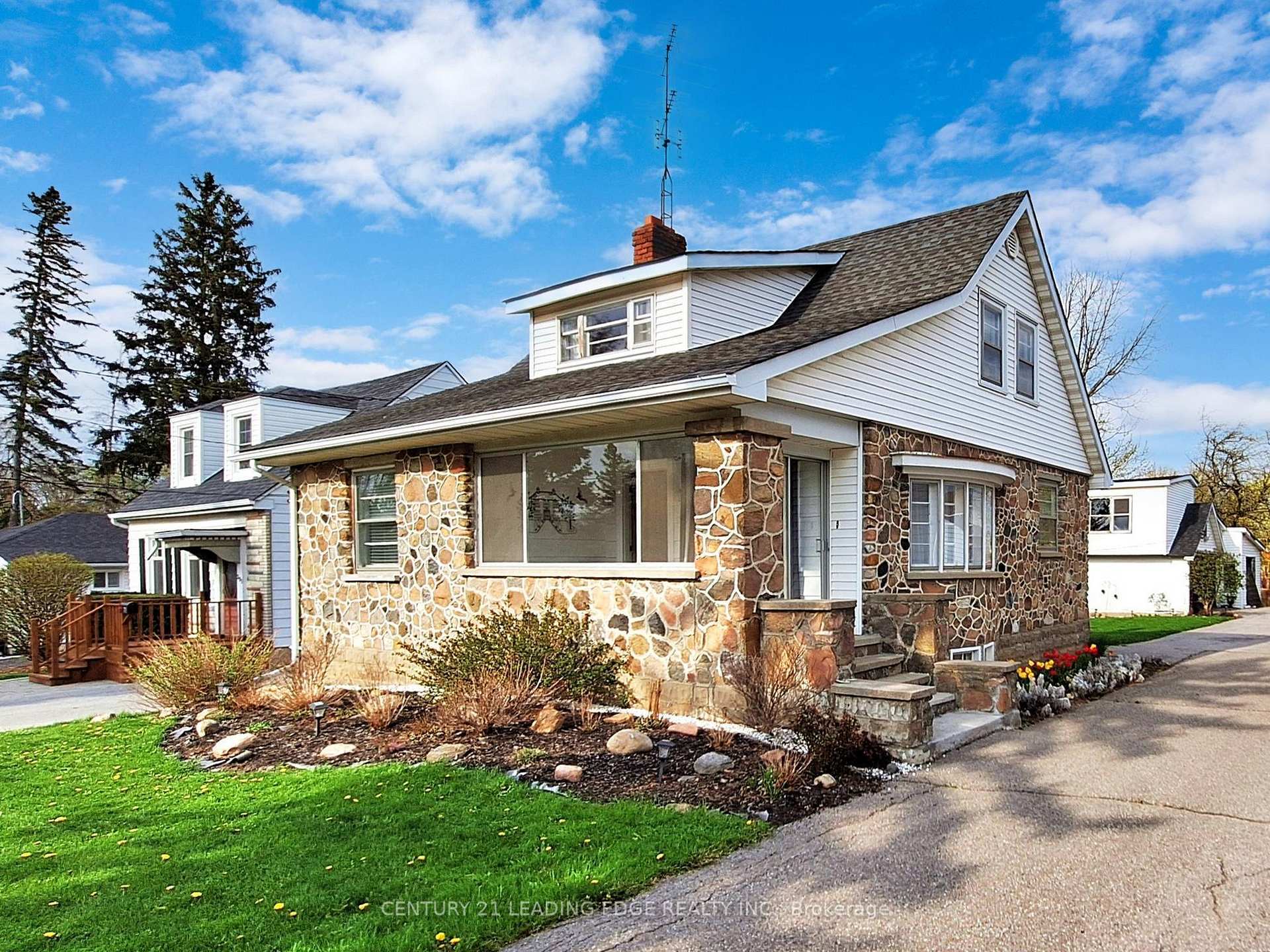 Property Photo:  393 The Queensway S N/A  ON L4P 2C6 