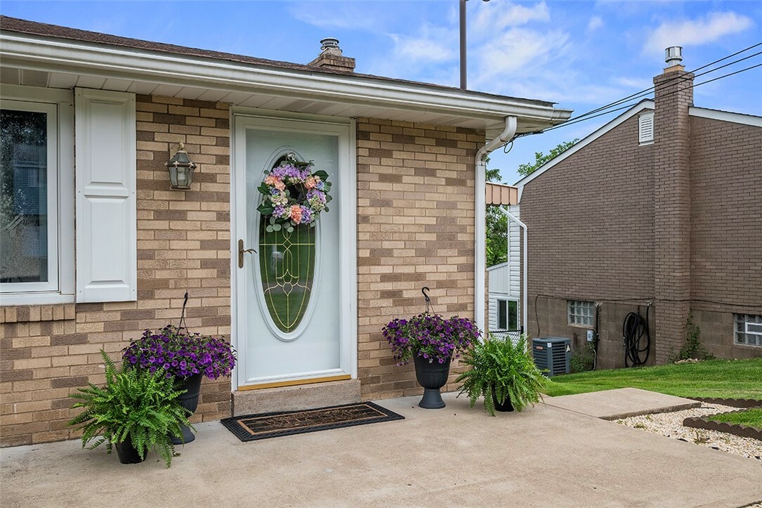 Property Photo: 136 Mallard Dr PA 15136