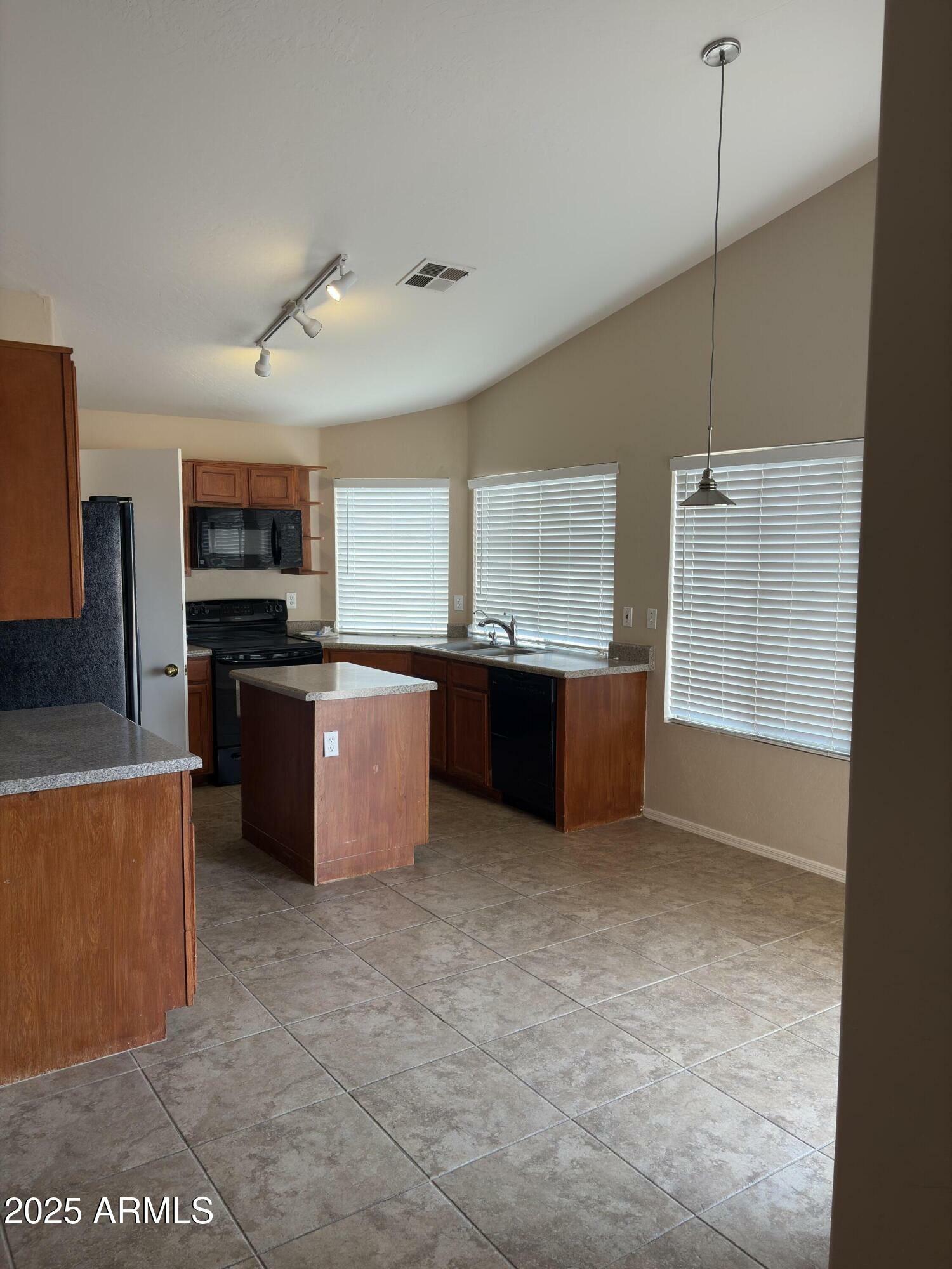 Property Photo: 1546 W Vaughn Avenue AZ 85233
