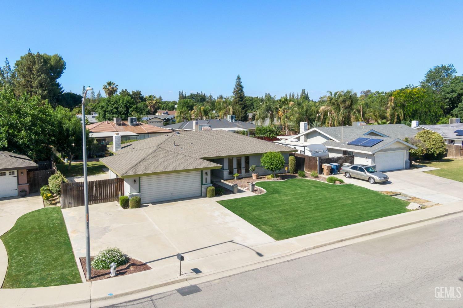 Property Photo: 6909 Retriever Court CA 93309