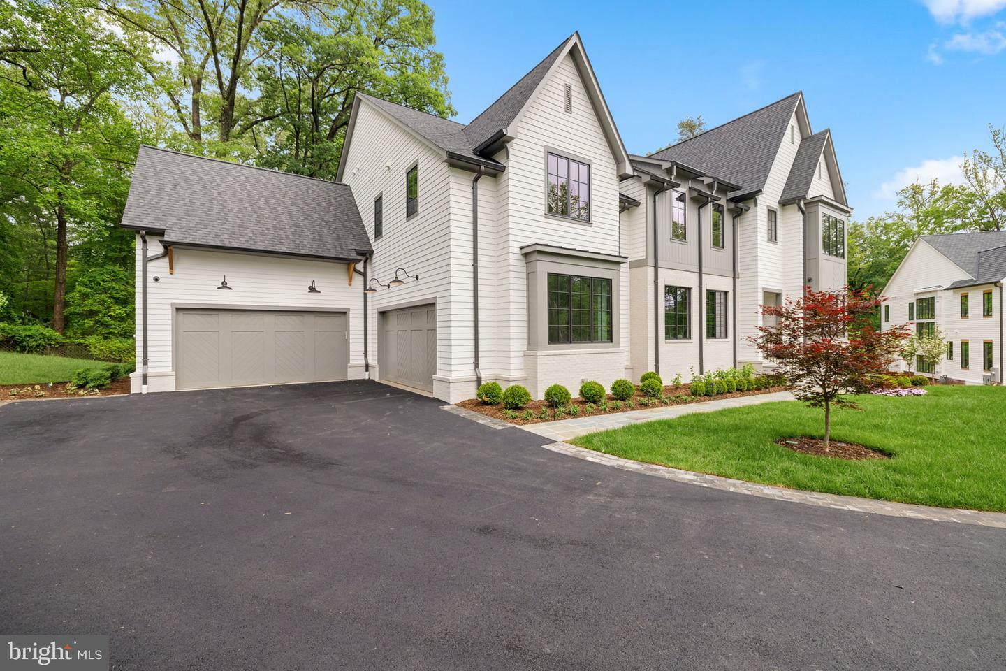 Property Photo: 2107 Elliott Avenue VA 22101