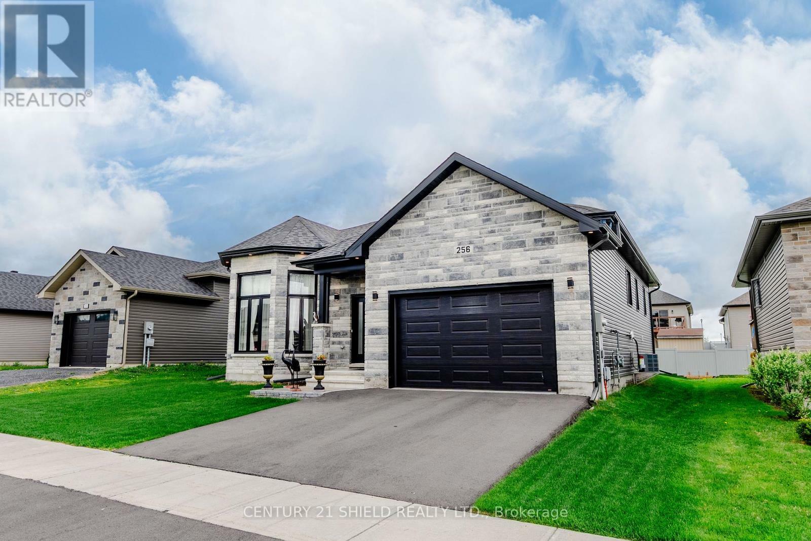 Photo de la propriété: 256 Gillis Avenue ON K6H 7N2