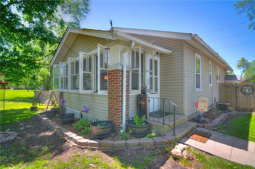 Property Photo: 805 N 33rd Street IL 62521