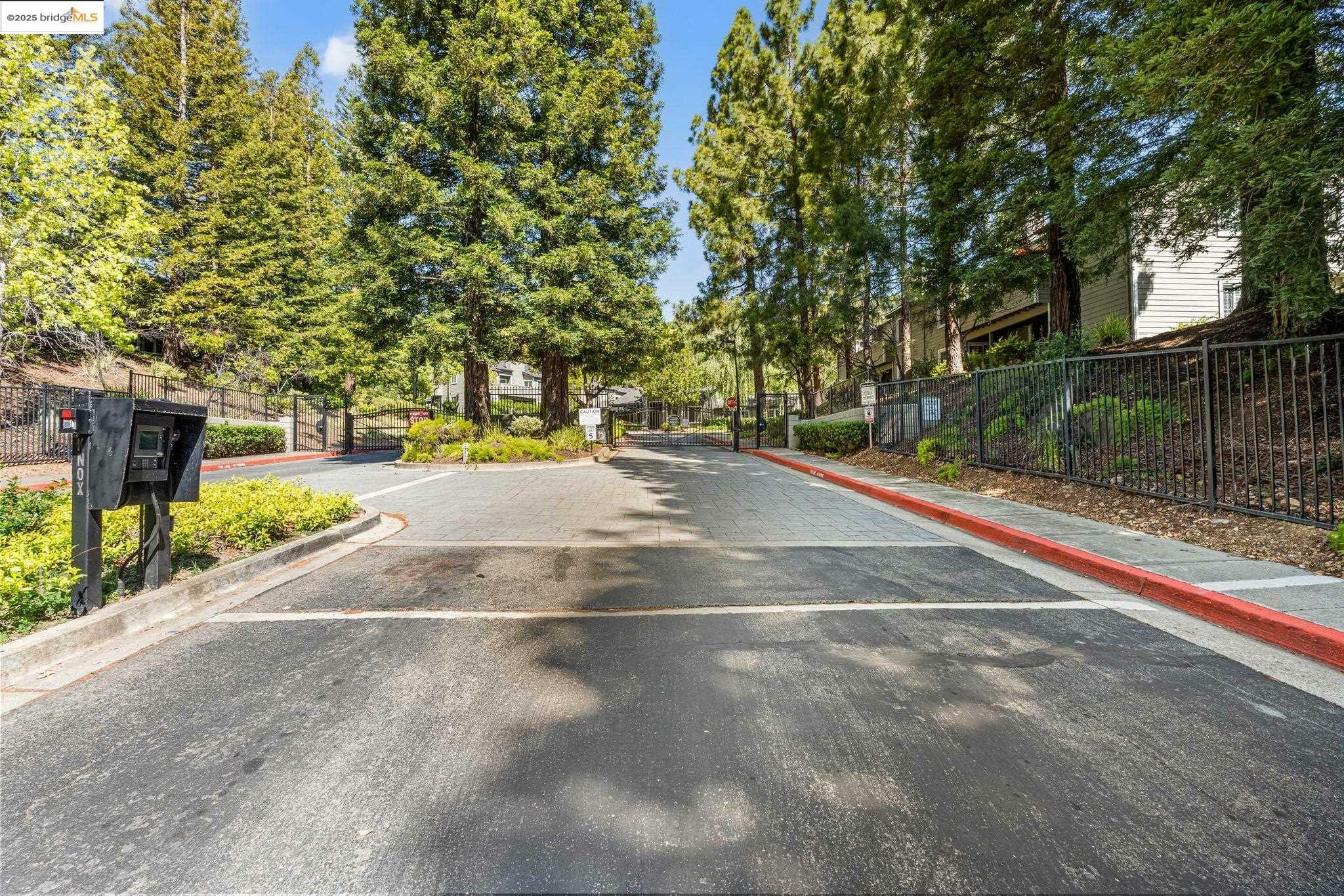 Property Photo: 520 Canyon Oaks D CA 94605