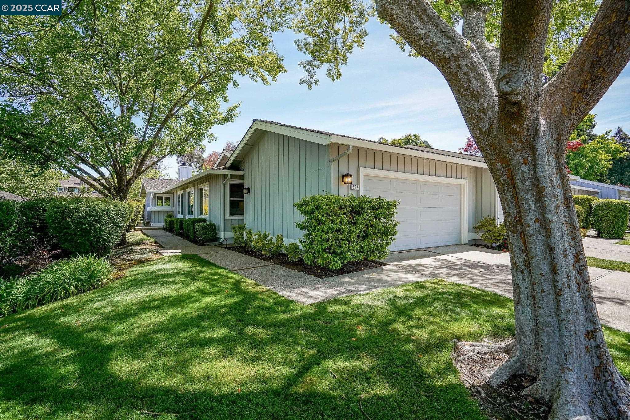 Property Photo: 562 Cambrian Way CA 94526