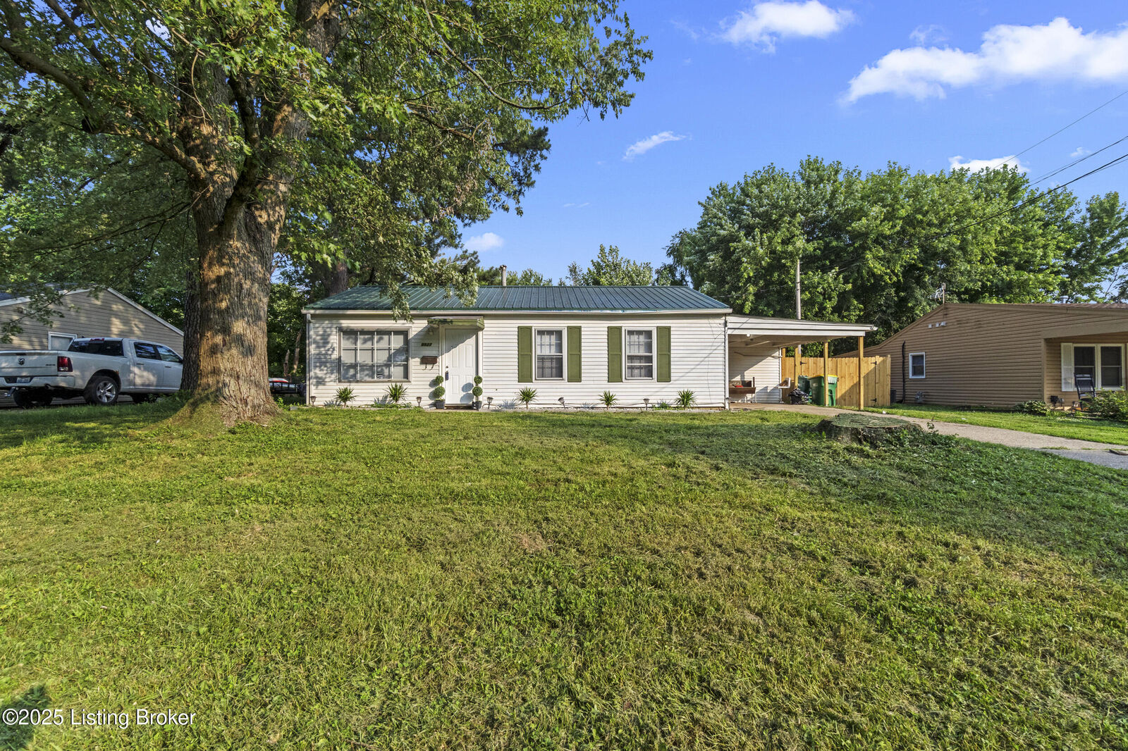 Property Photo: 9927 Donerail Way KY 40272