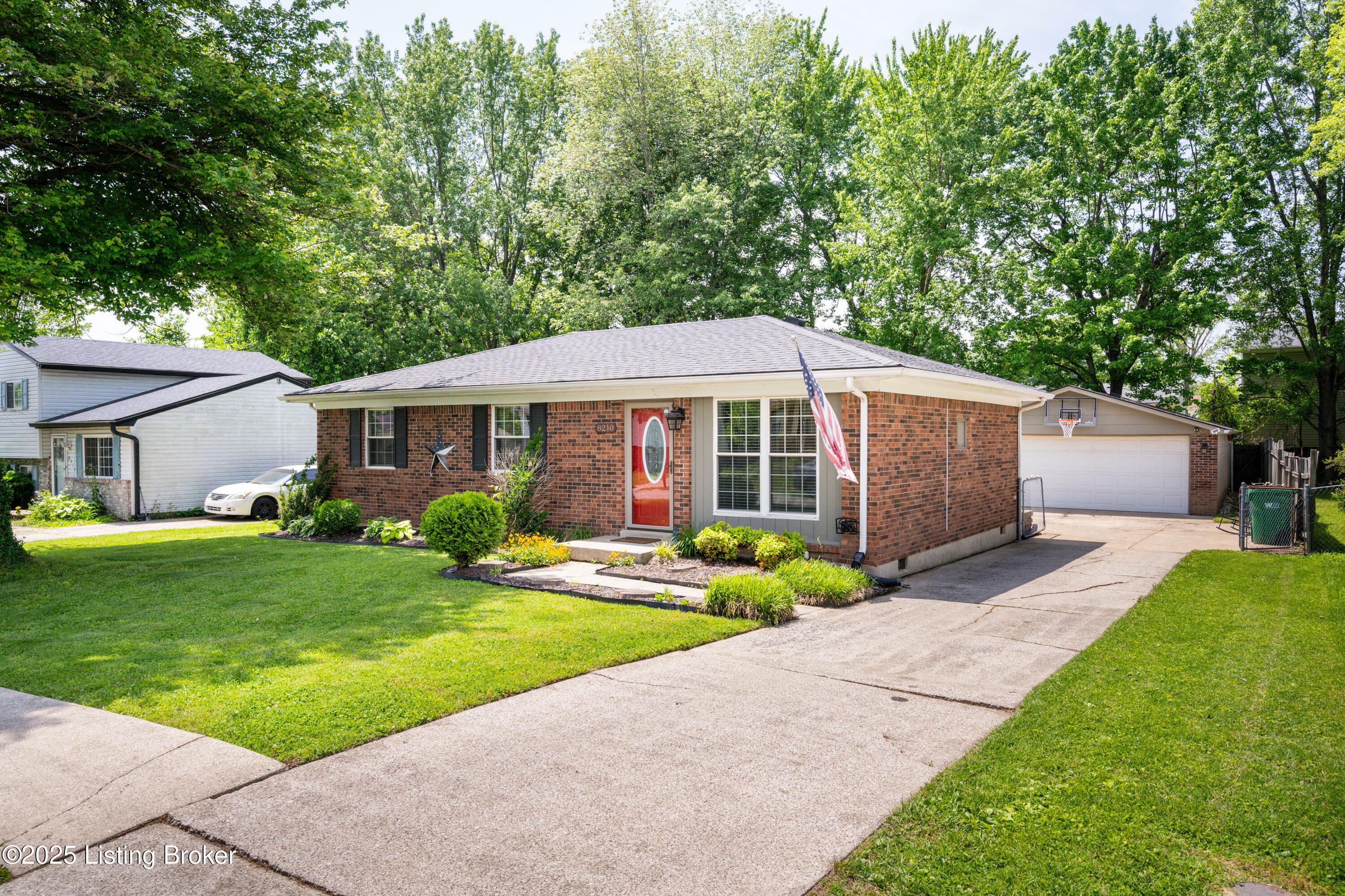 Property Photo: 8210 Sandidge Dr KY 40228