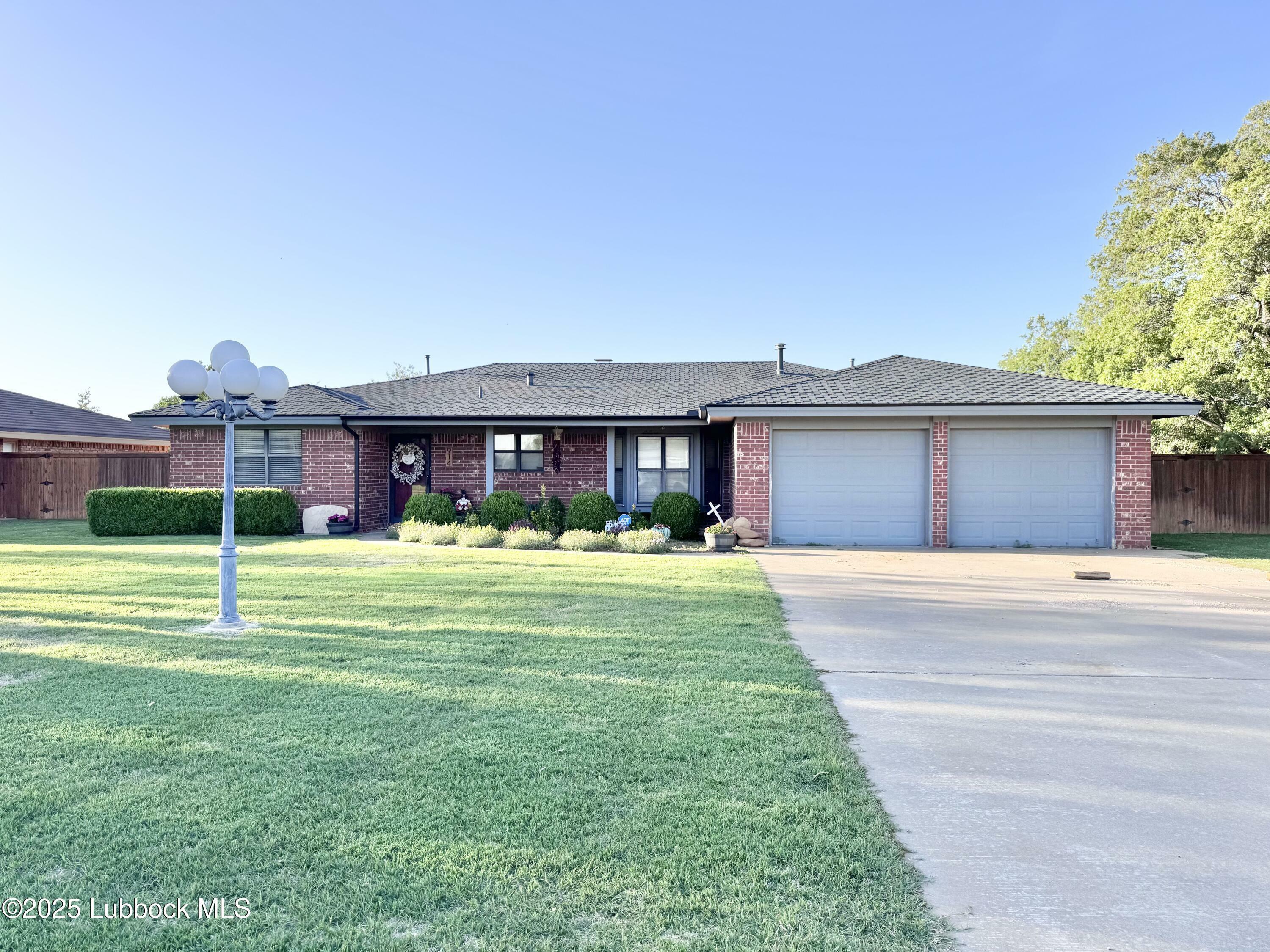 Property Photo: 914 W Lee Street TX 79235