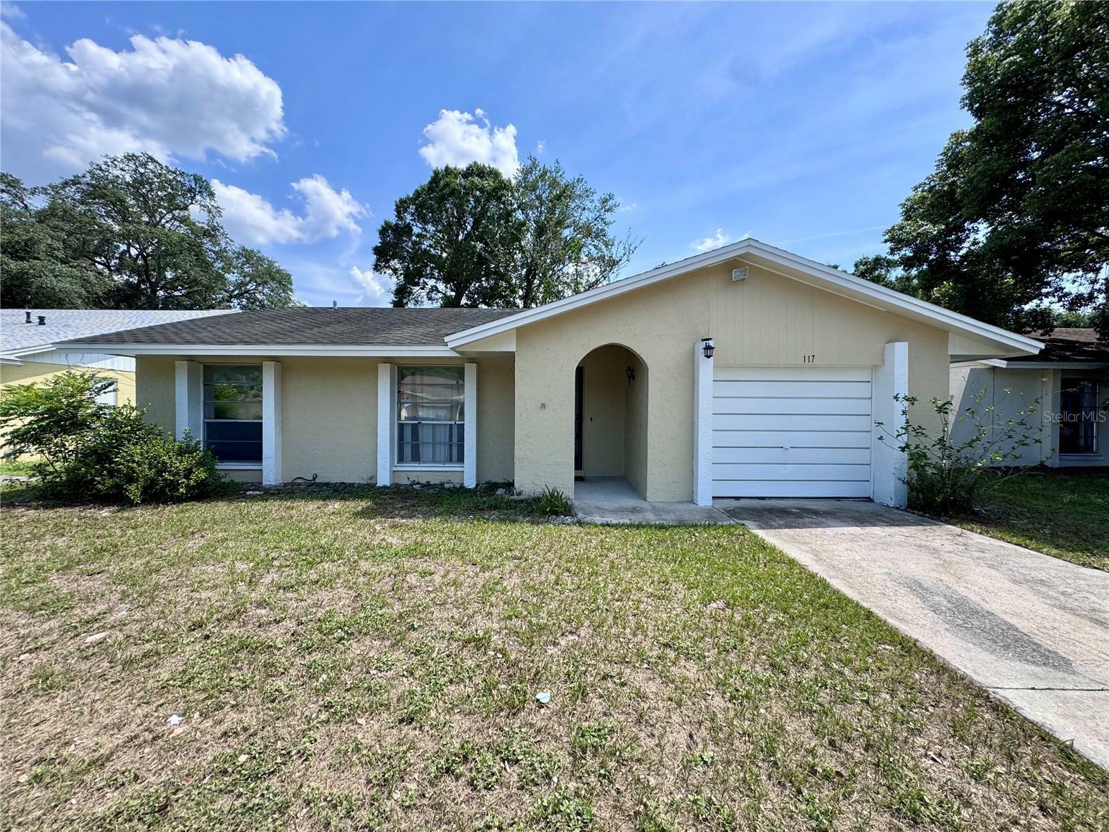 Property Photo: 117 N Alderwood Street FL 32708