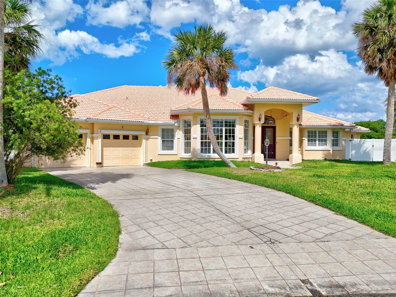 Property Photo: 8 Cayuse Court FL 32137