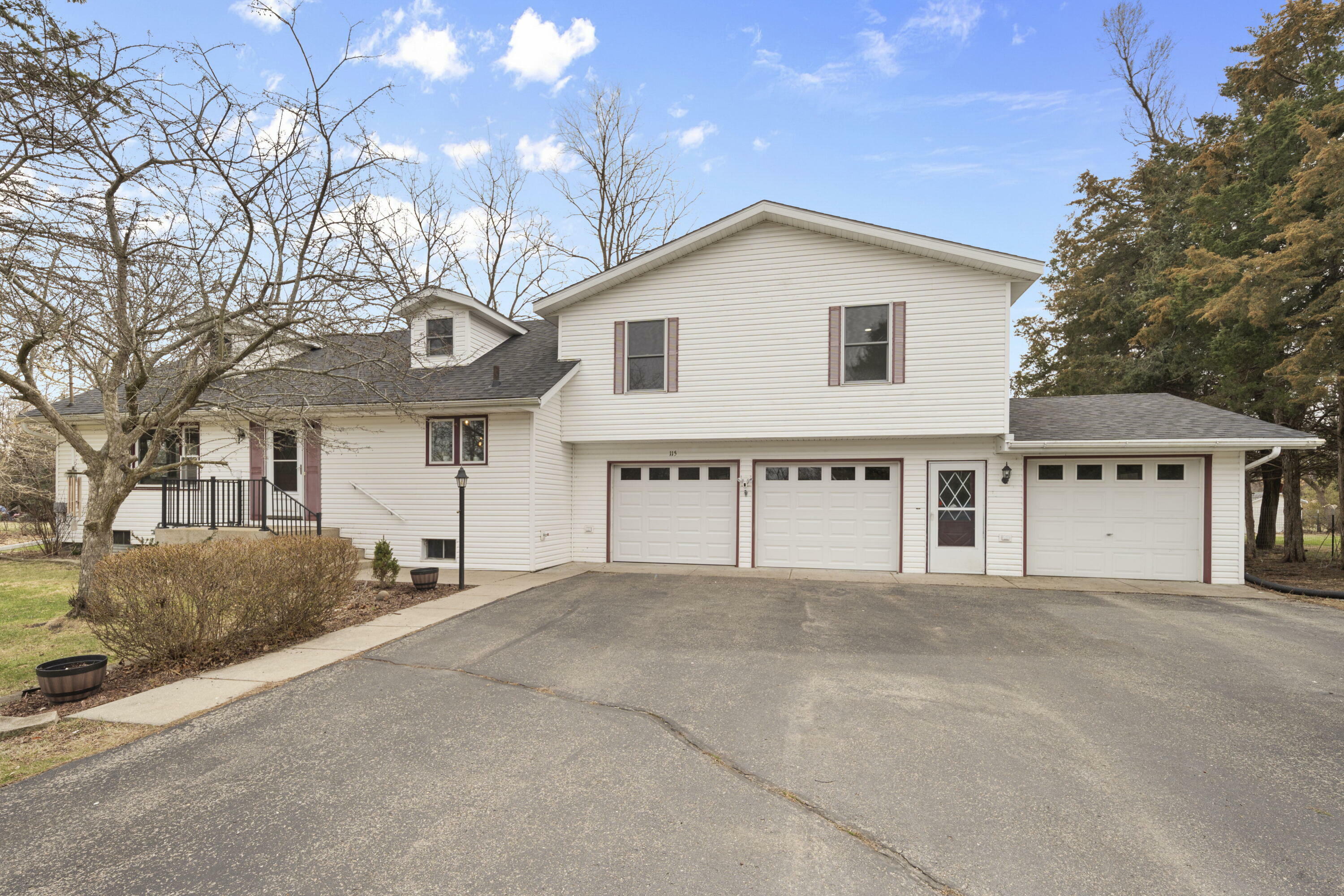 Property Photo: 115 Glenwood Dr WI 53191