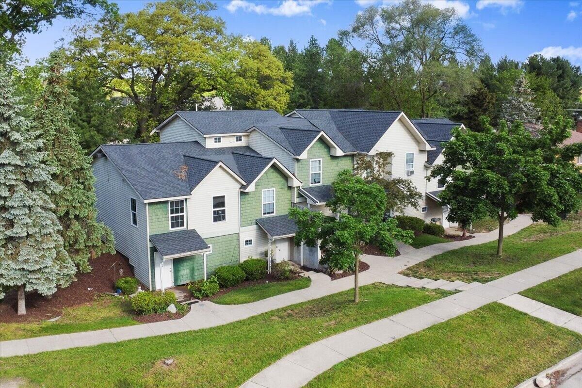 Property Photo:  2951 Vineland Avenue SE  MI 49508 