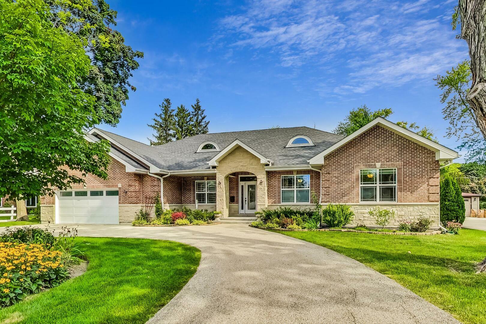 Property Photo: 1106 W Wing Street IL 60005