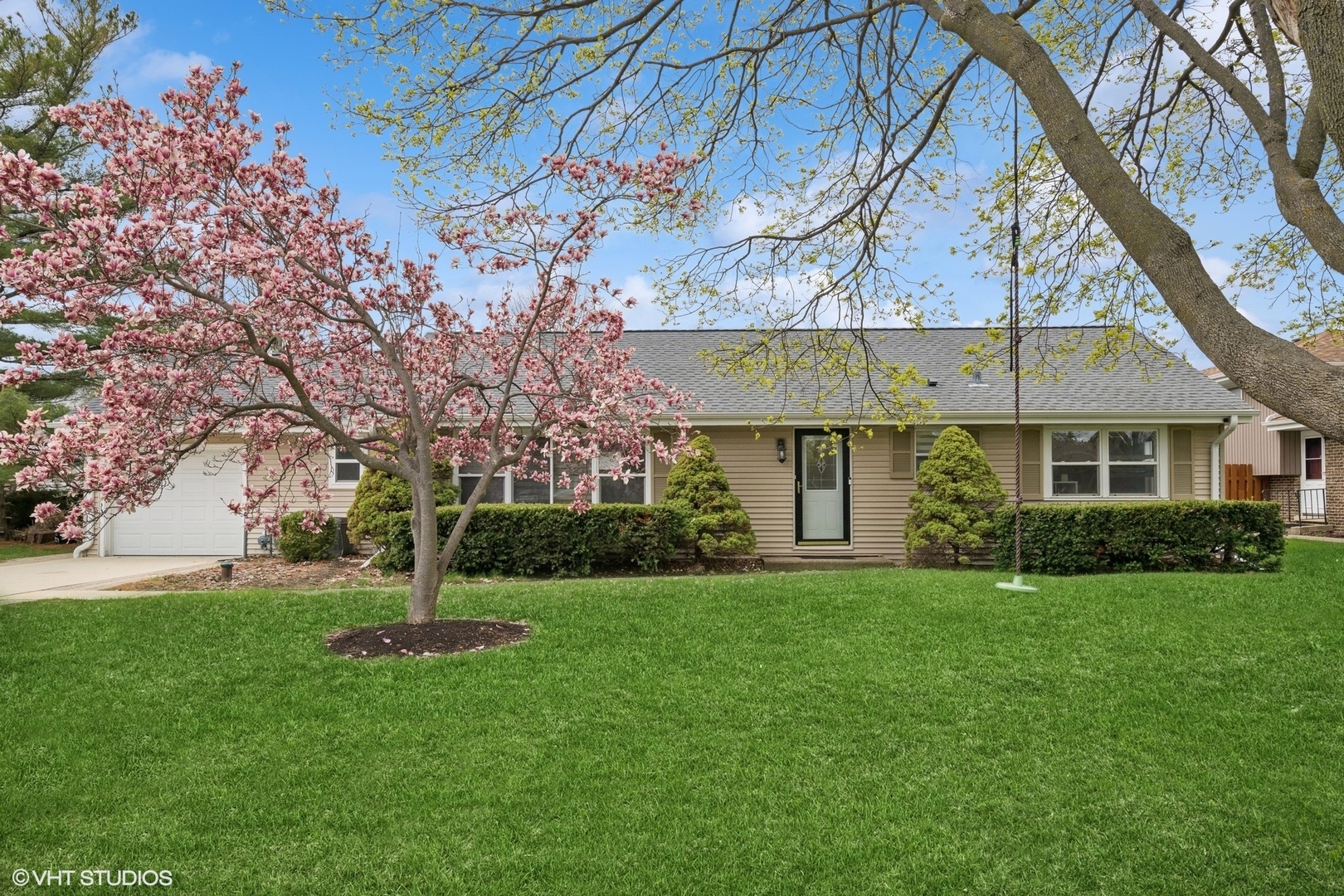 Property Photo: 1090 S Pine Avenue IL 60005
